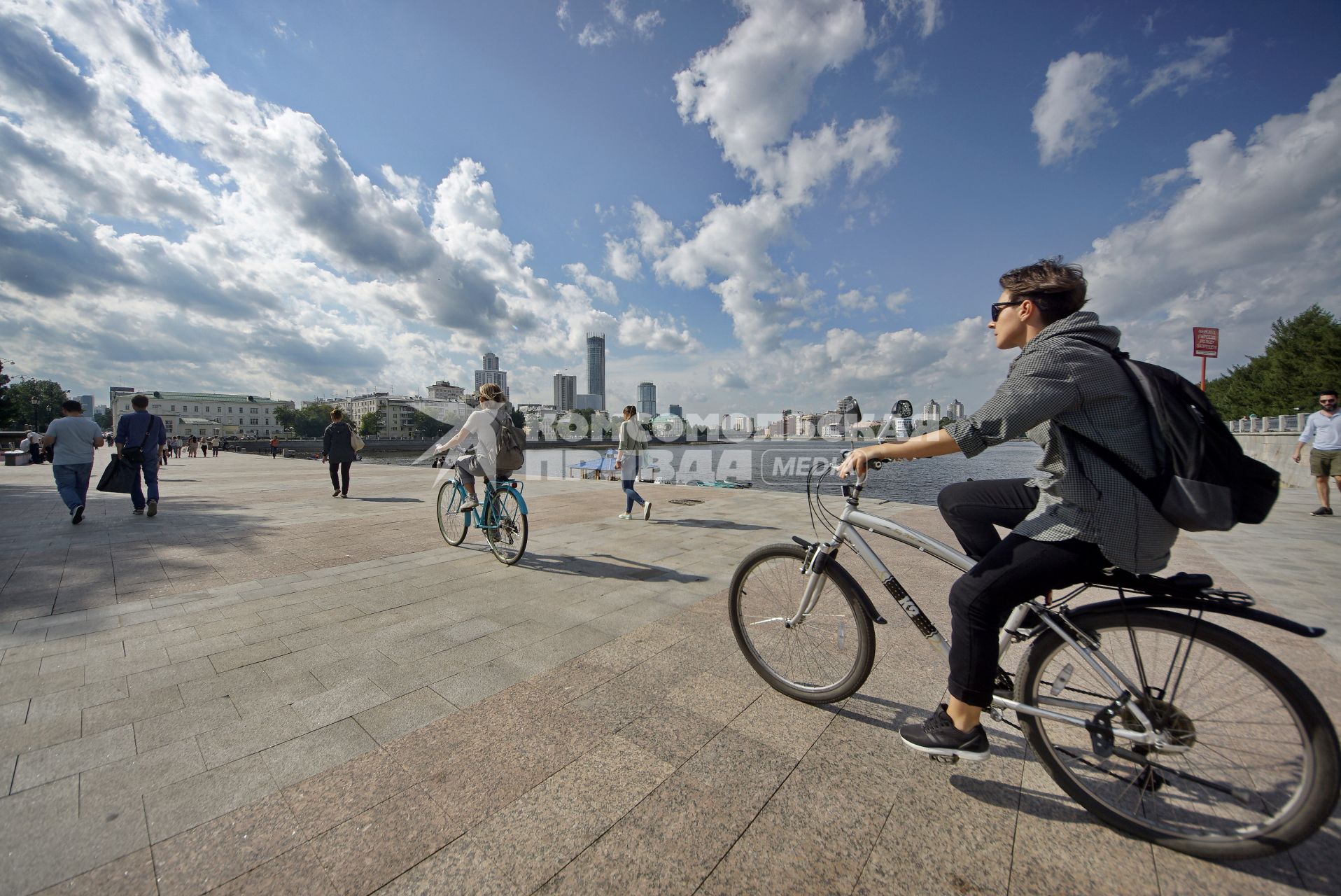 Екатеринбург. горожане гуляют по берегу городского пруда в акватории реки Исеть