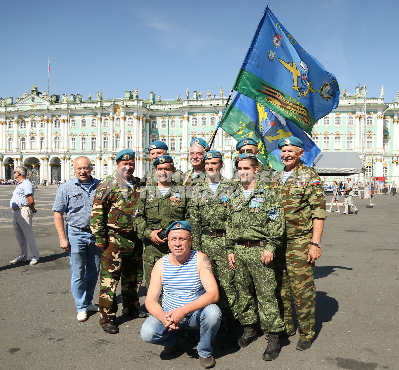 Санкт-Петербург.  Десантники во время празднования Дня Воздушно-десантных войск на Дворцовой площади.