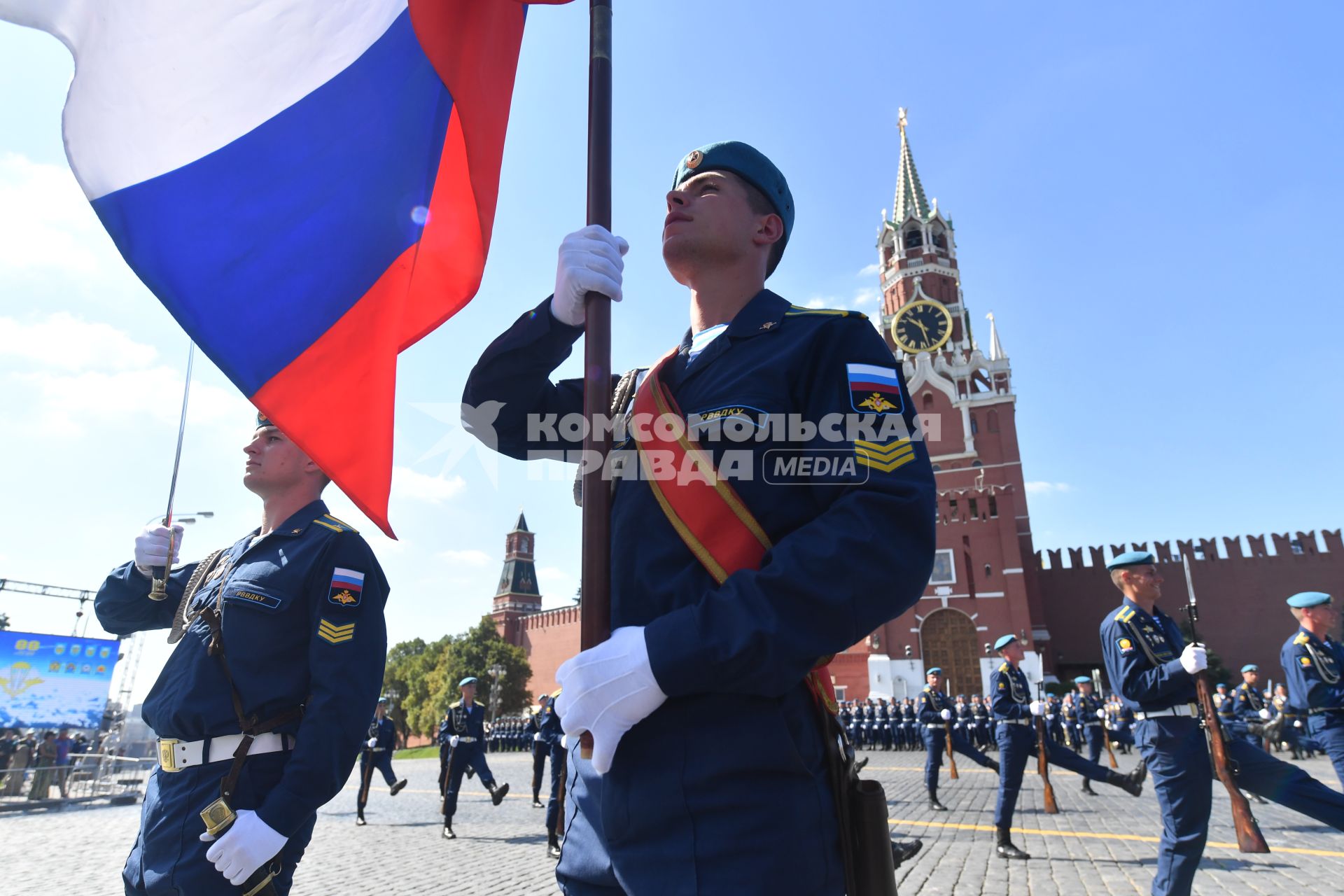 Москва. Курсанты Рязанского высшего воздушно-десантного командного училища имени генерала В.Ф. Маргелова на Крассной площади во время празднования Дня ВДВ.