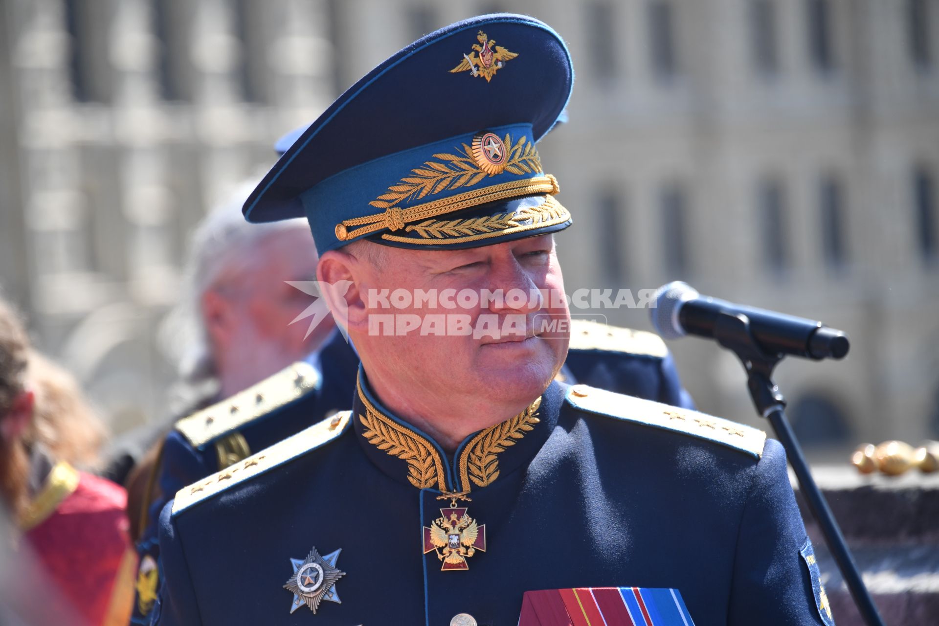 Москва. Командующий Воздушно-десантными войсками генерал-полковник Андрей Сердюков  во время крестного хода  в честь празднования Дня Воздушно-десантных войск на Красной площади.