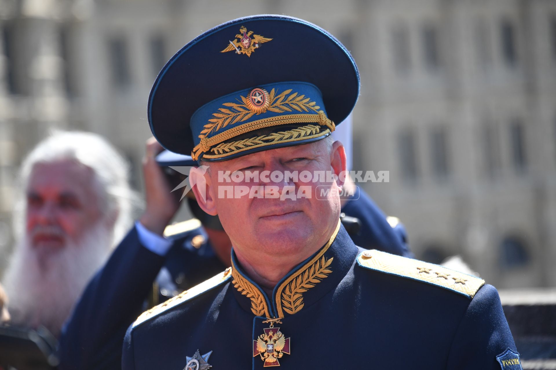 Москва. Командующий Воздушно-десантными войсками генерал-полковник Андрей Сердюков  во время крестного хода  в честь празднования Дня Воздушно-десантных войск на Красной площади.