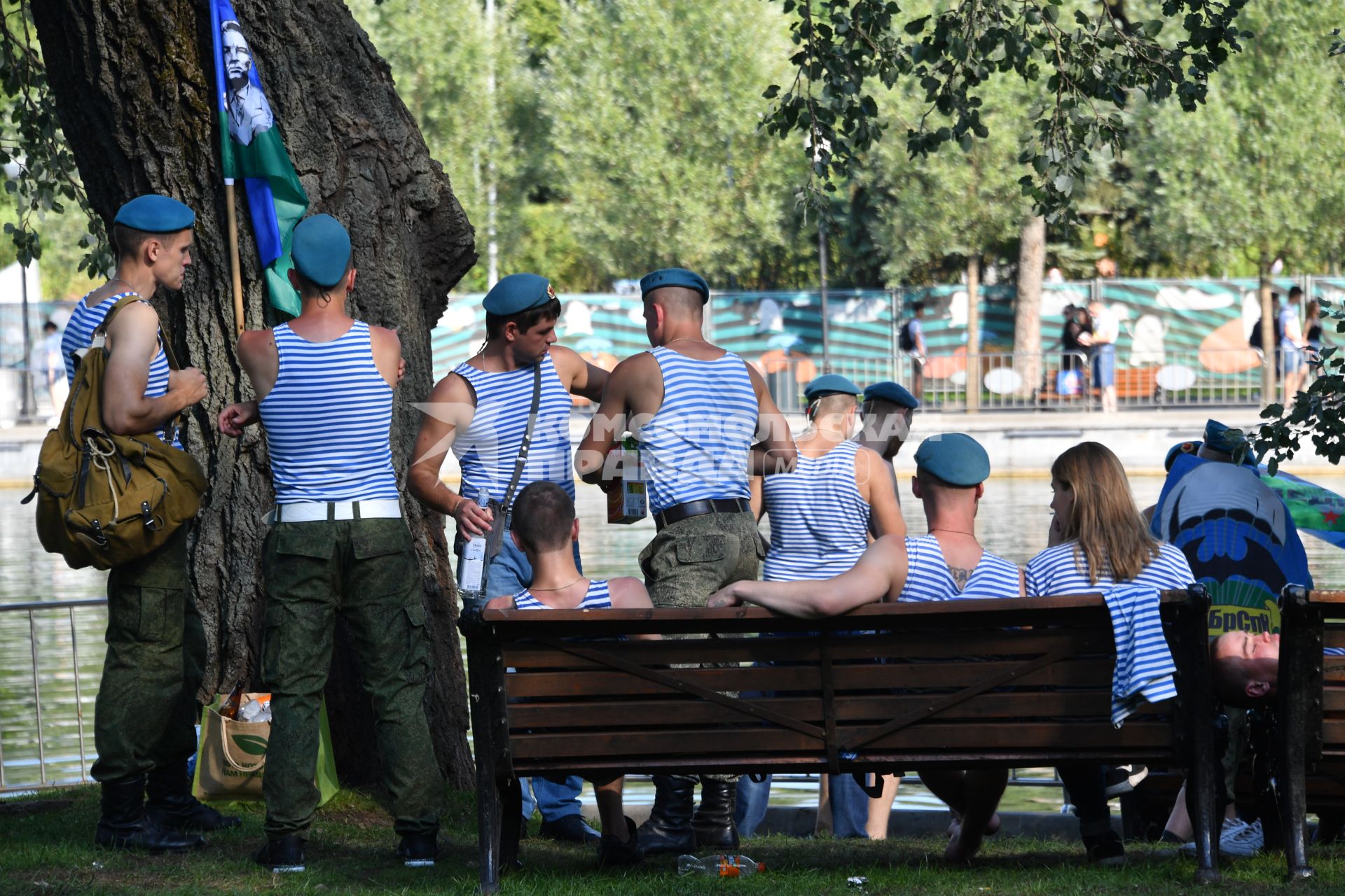 Москва. Участники празднования Дня Воздушно-десантных войск в Парке Горького.