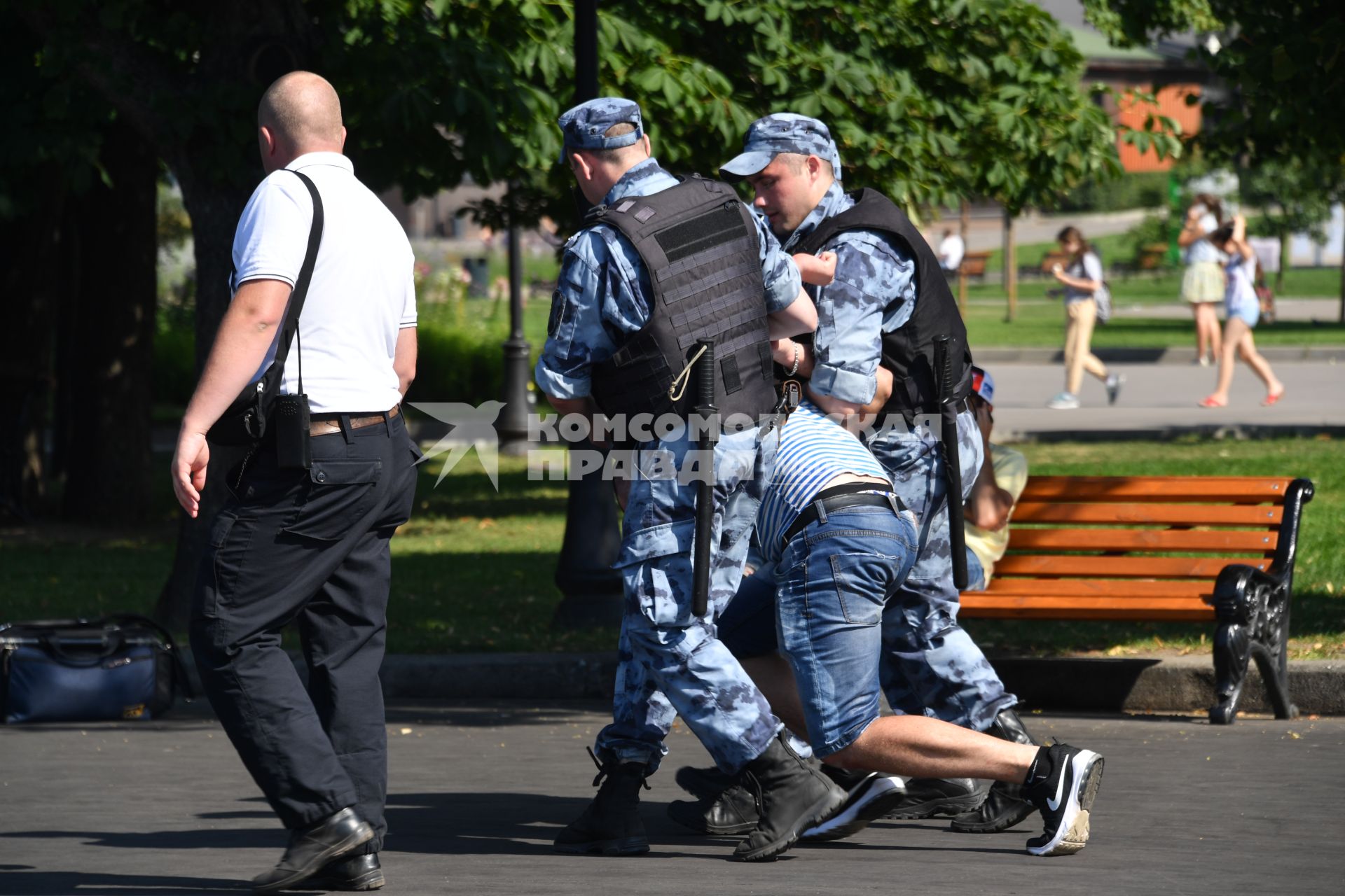 Москва. Участники празднования Дня Воздушно-десантных войск в Парке Горького.