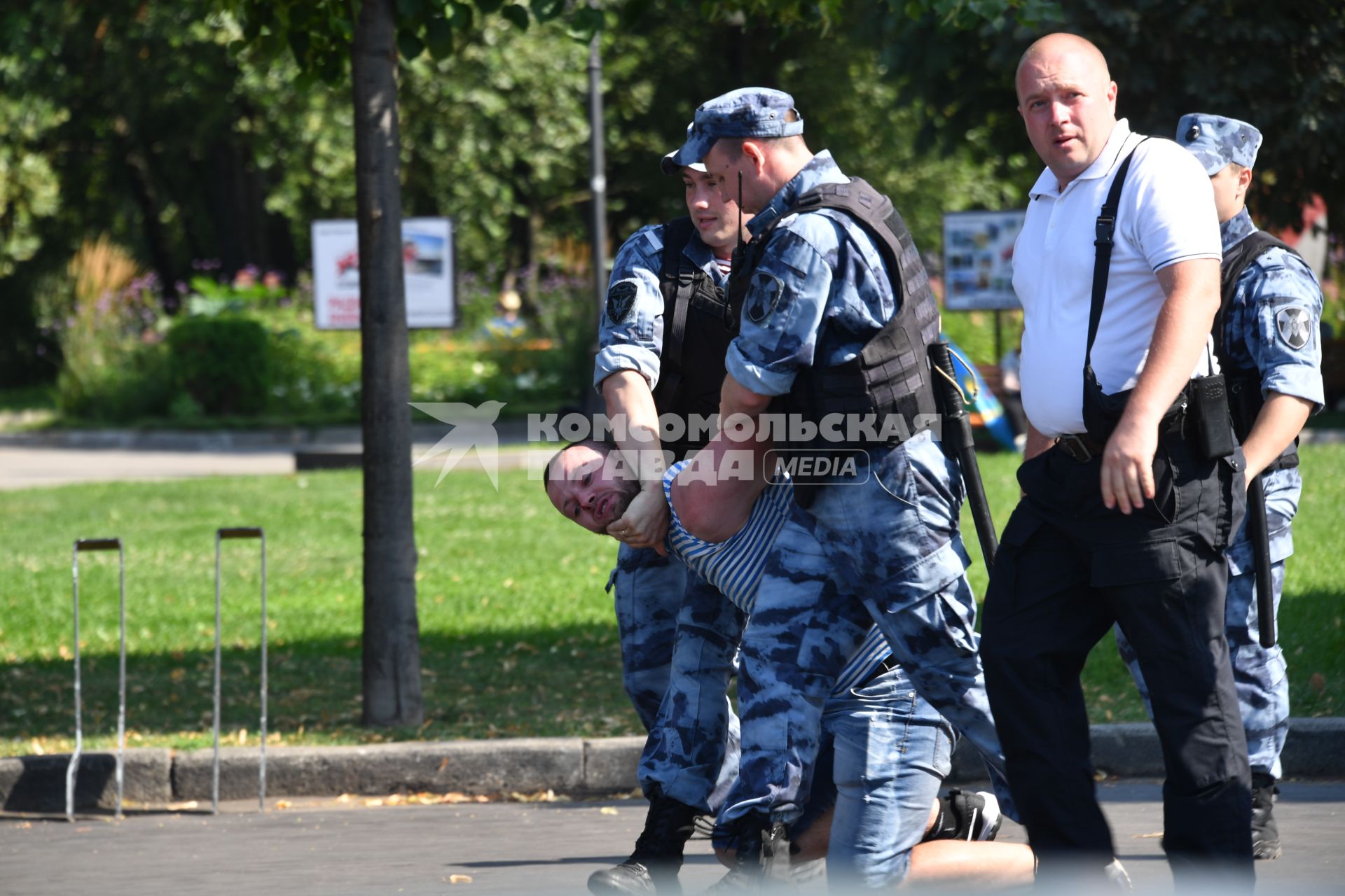 Москва. Участники празднования Дня Воздушно-десантных войск в Парке Горького.