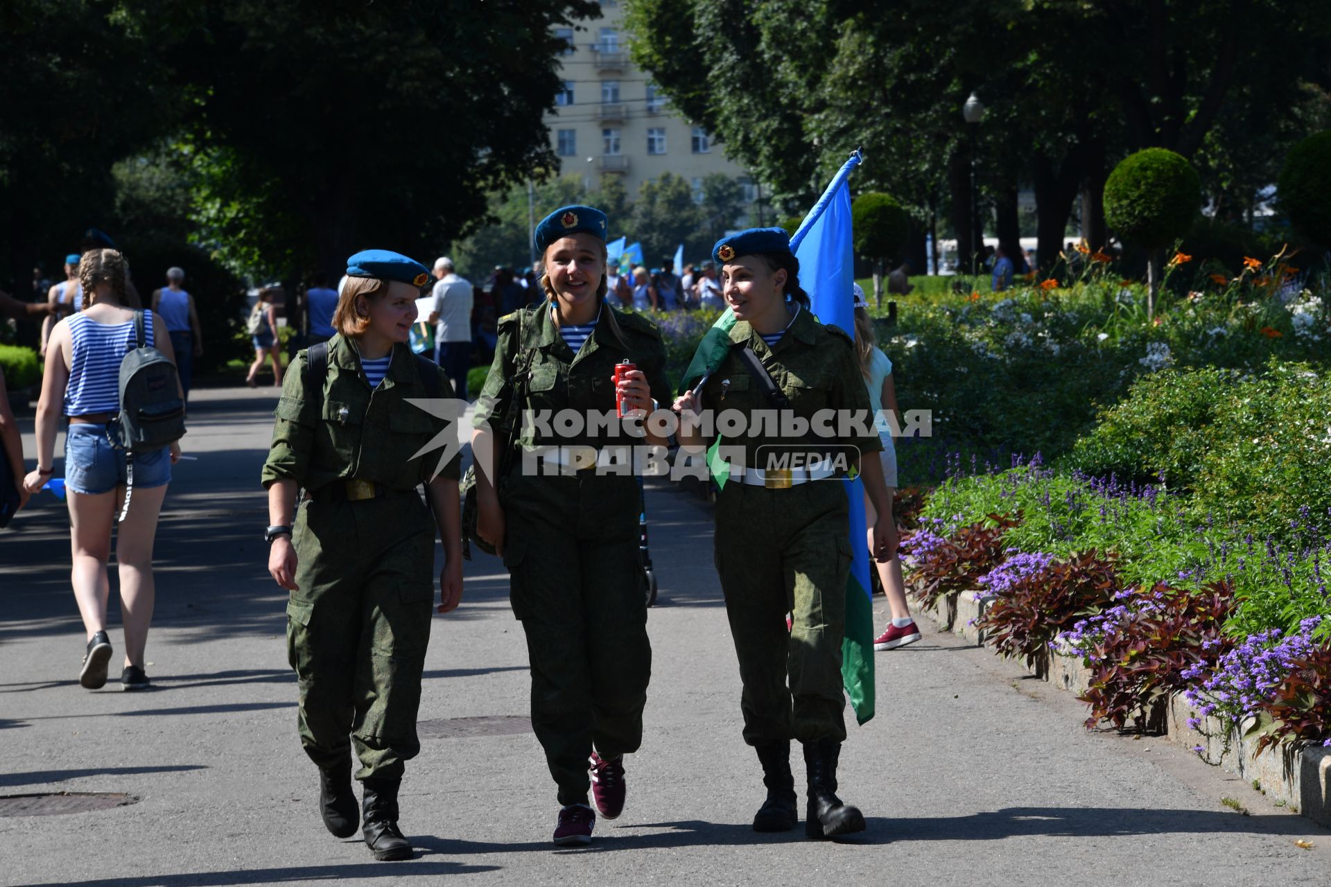 Москва. Участники празднования Дня Воздушно-десантных войск в Парке Горького.