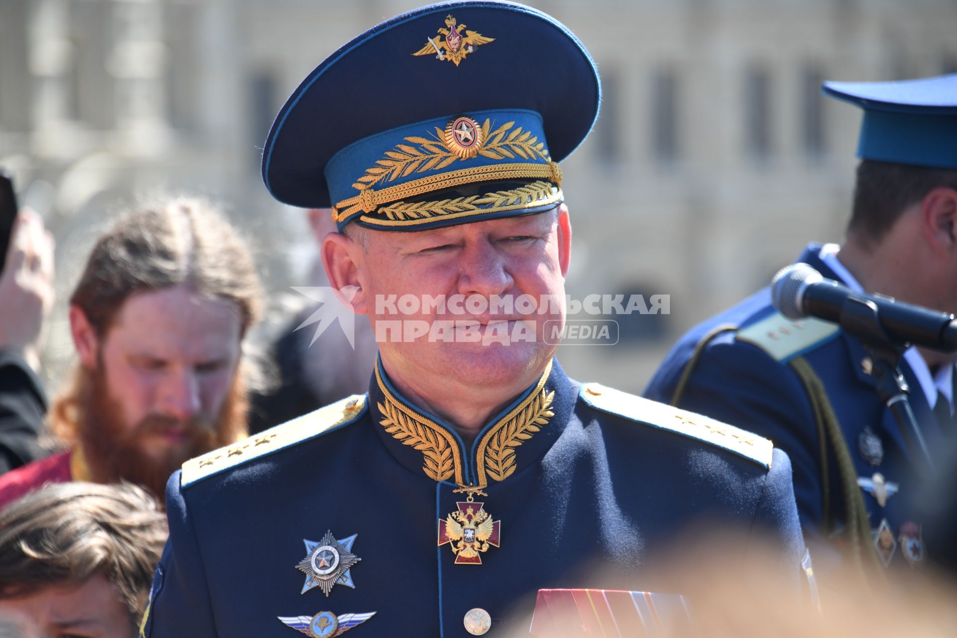 Москва. Командующий Воздушно-десантными войсками генерал-полковник Андрей Сердюков  во время крестного хода  в честь празднования Дня Воздушно-десантных войск на Красной площади.