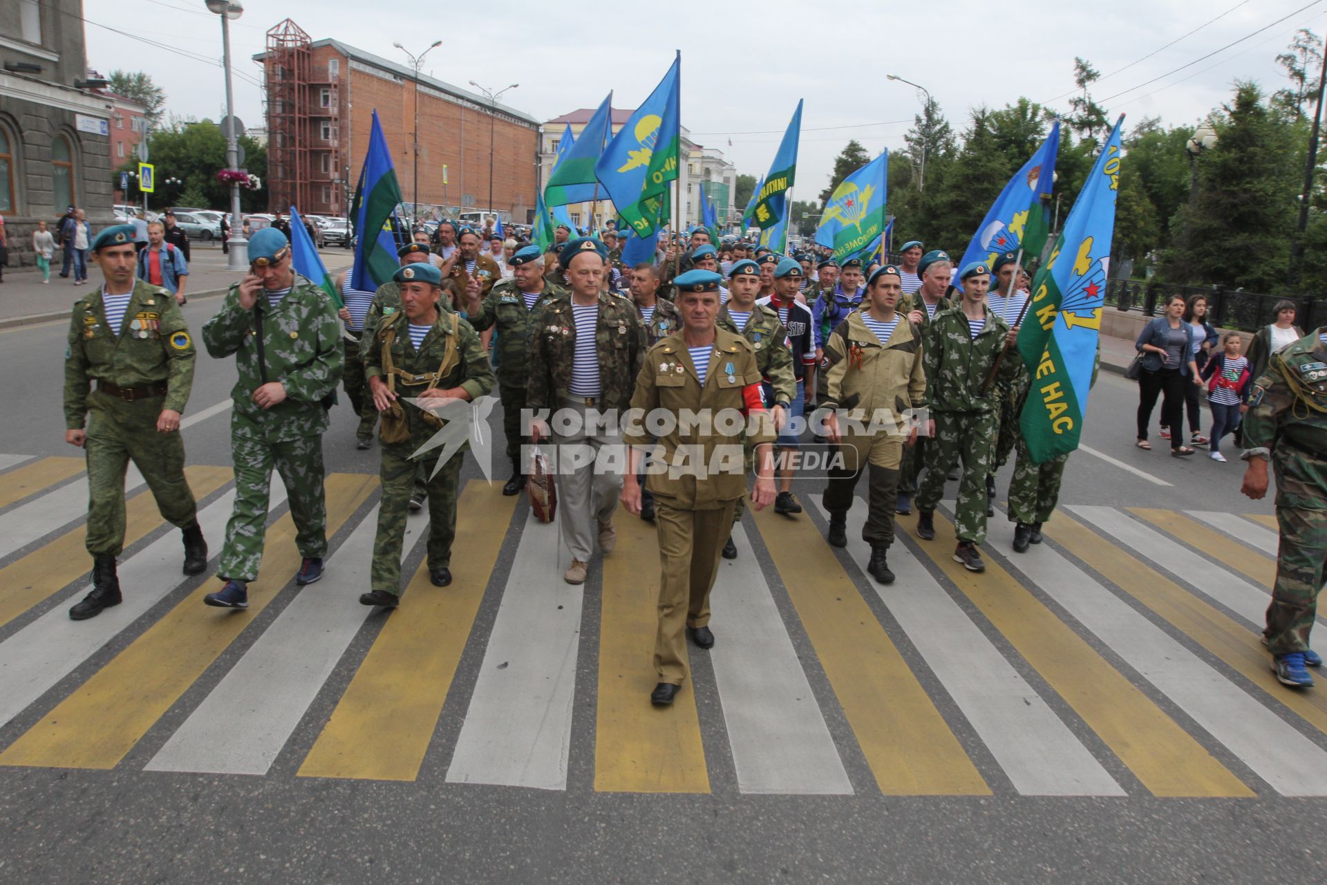 Иркутск.   Десантники во время празднования Дня Воздушно-десантных войск.