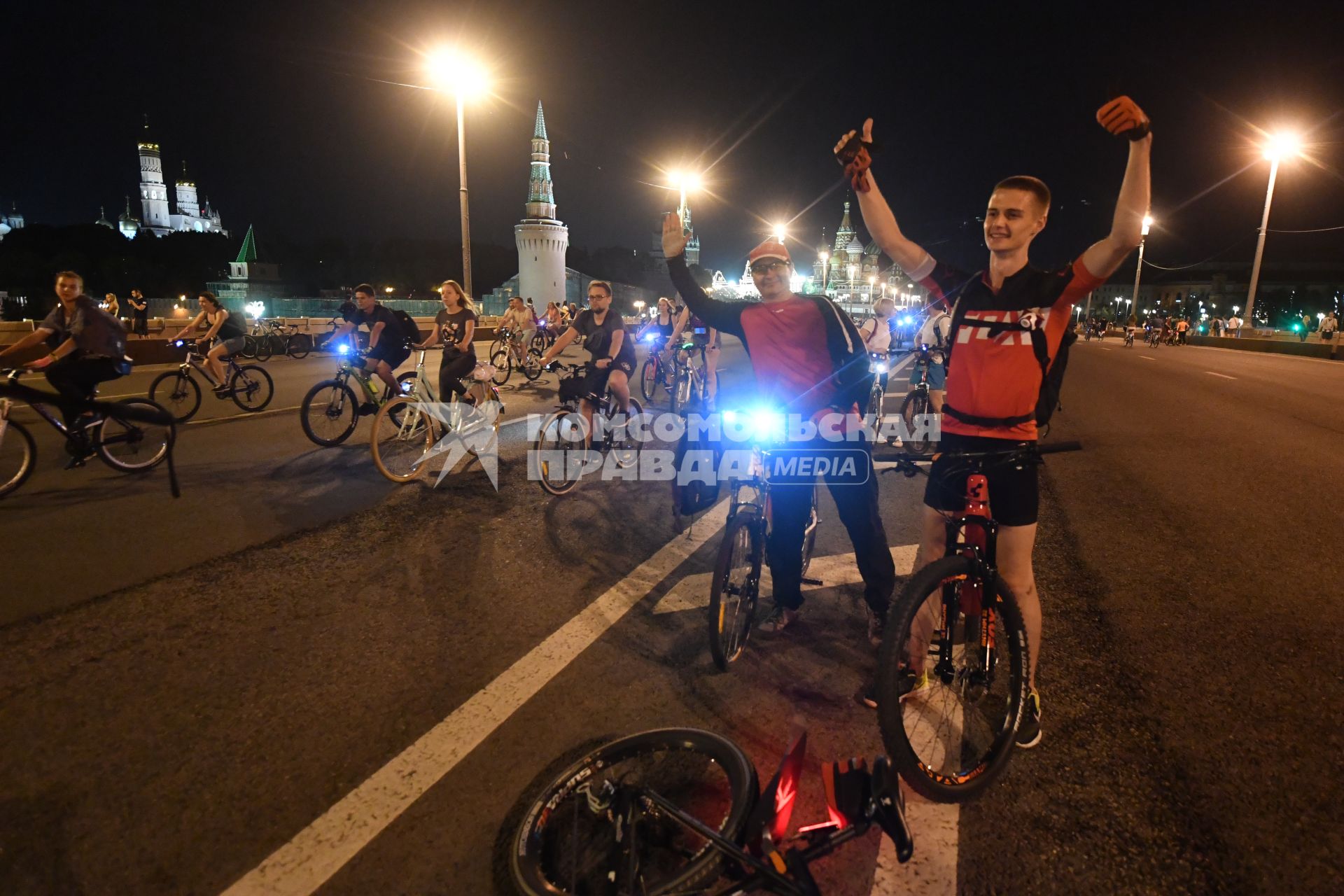 Москва. Участники ночного велопарада  на на Большом Москворецком мосту.