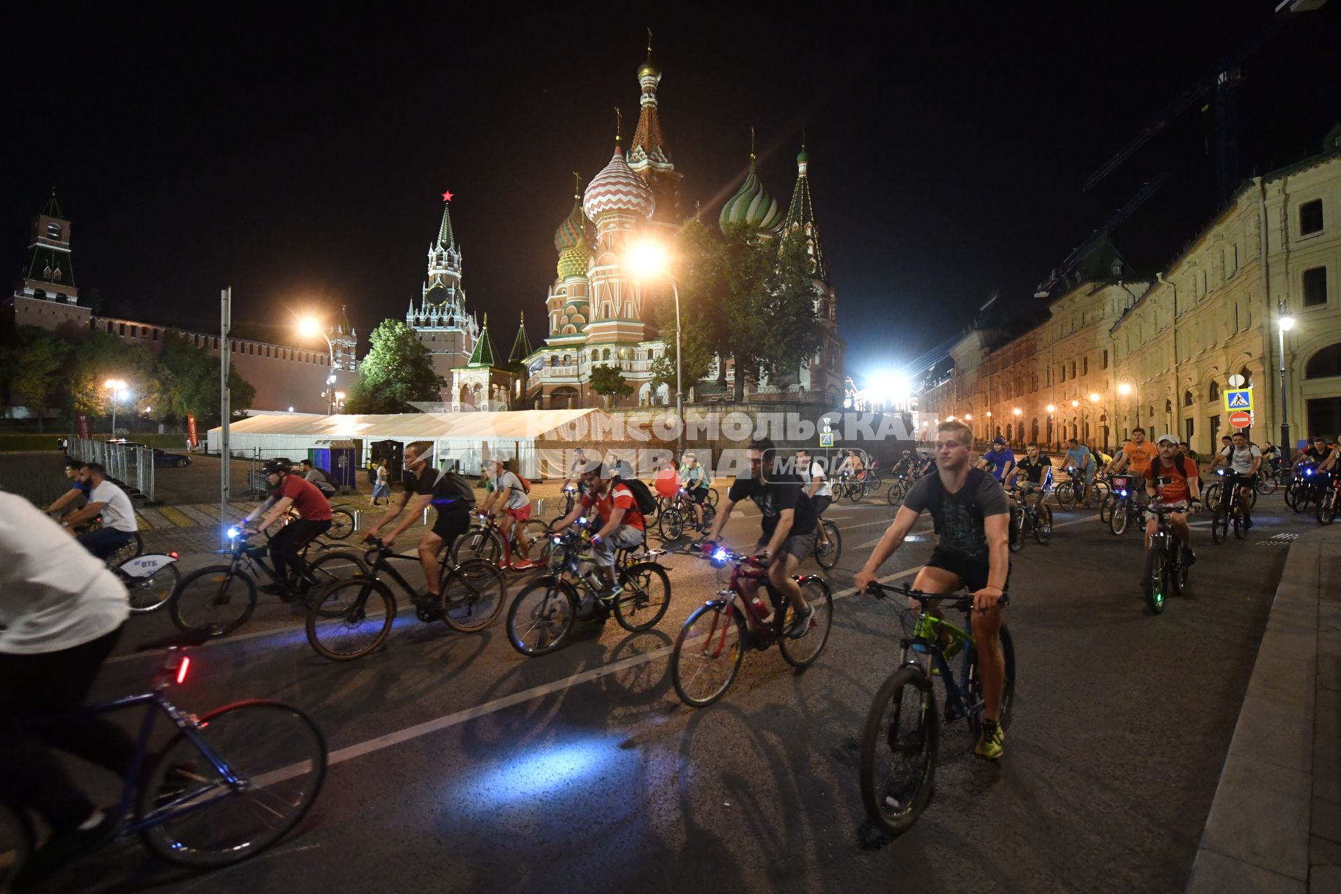 Москва. Участники ночного велопарада  на Васильевском спуске.