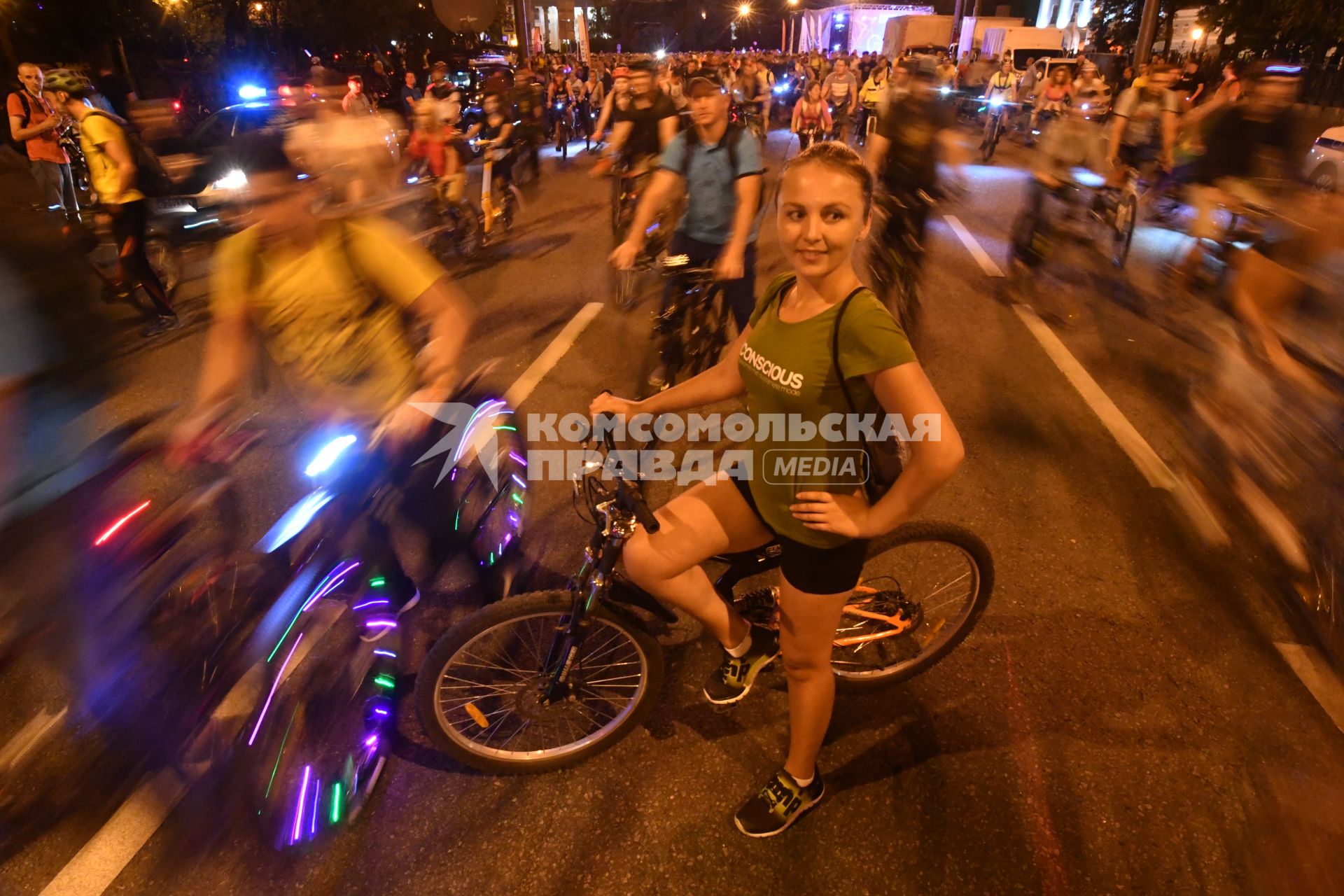 Москва. Участники ночного велопарада перед стартом.