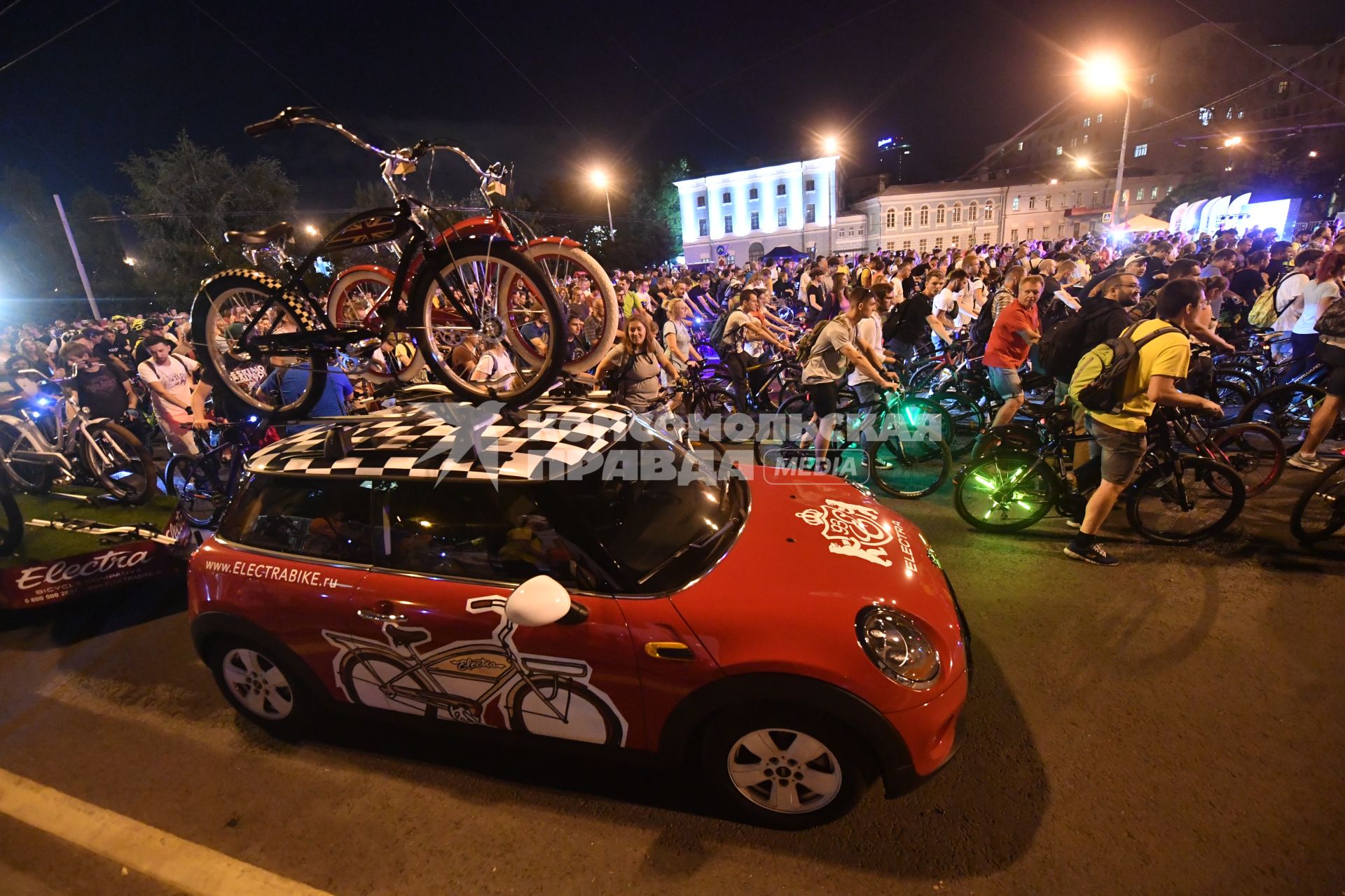 Москва. Участники ночного велопарада.