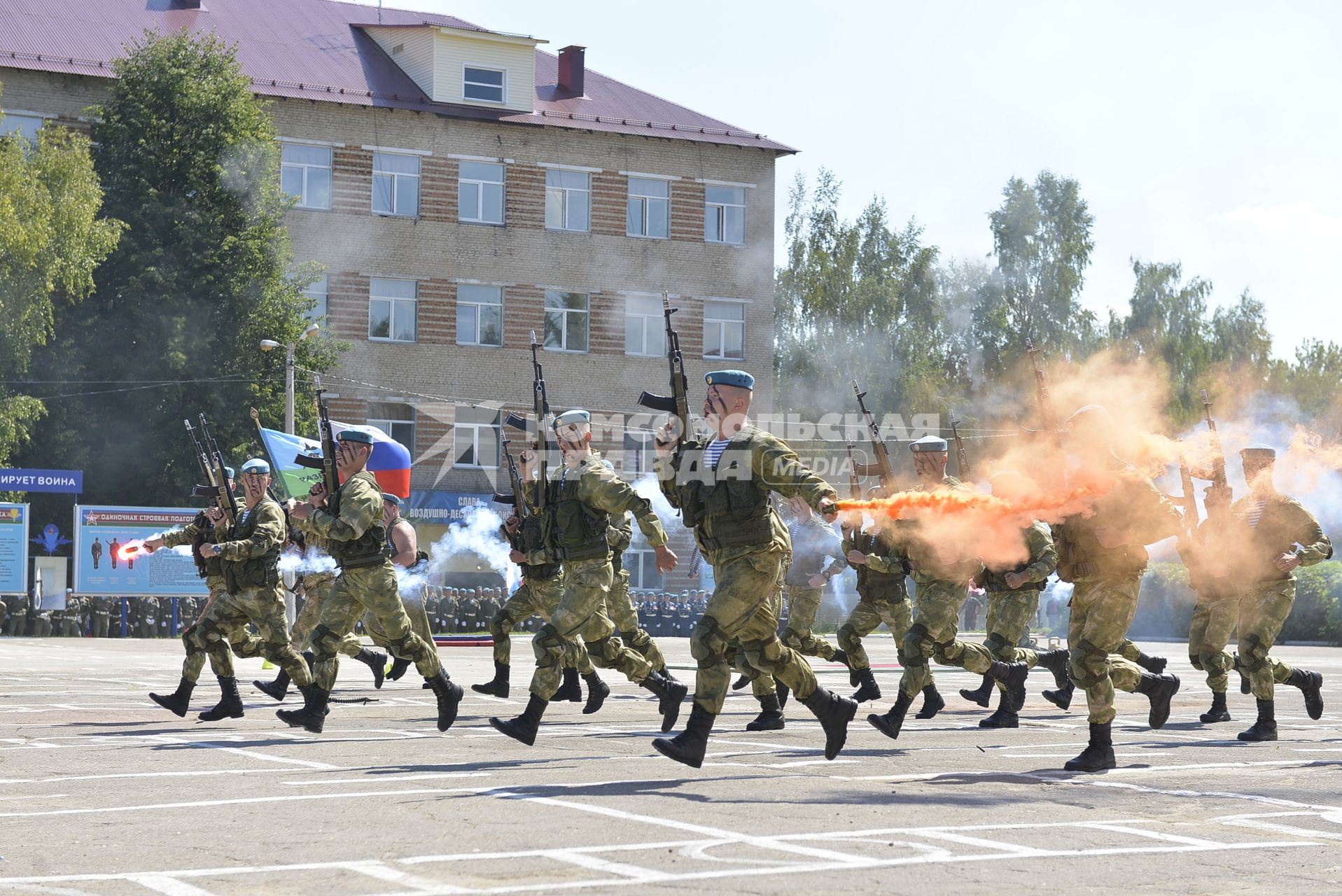 Тула. Показательные выступления десантников во время празднования Дня Воздушно-десантных войск.