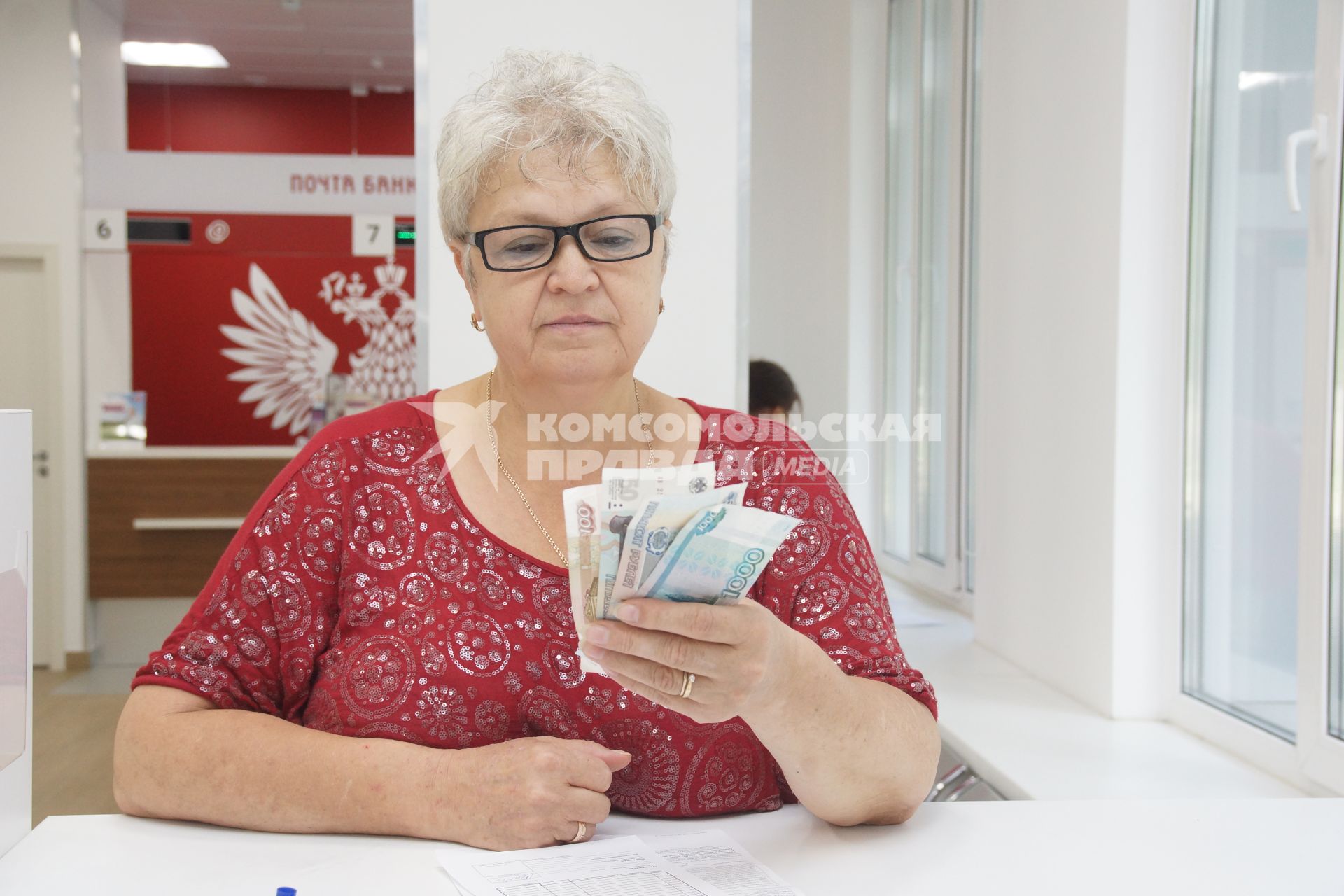 Самара. Пенсионерка в почтовом отделении `Почты России`.