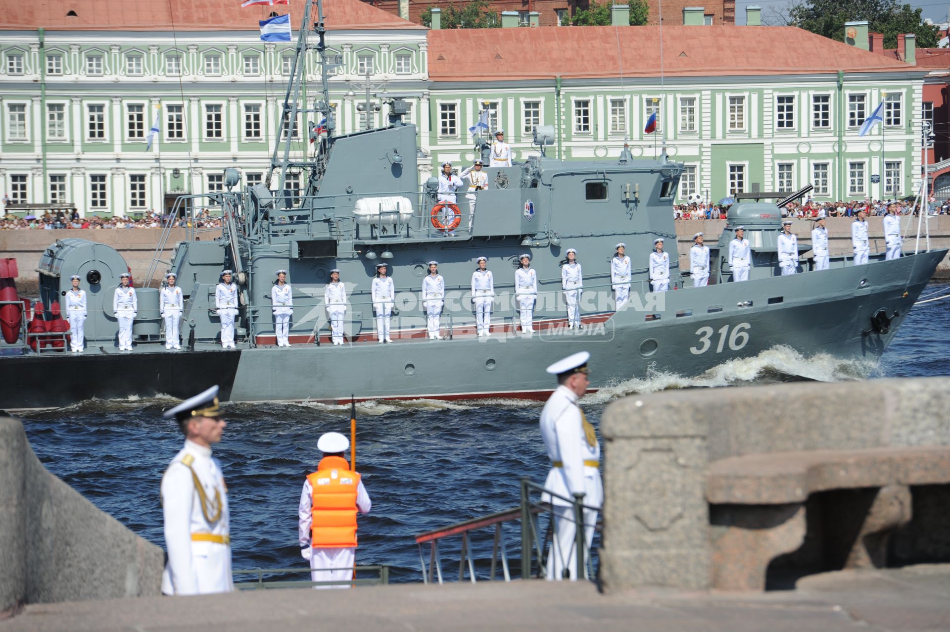 Санкт-Петербург. Главный военно-морской парад в честь дня ВМФ России .