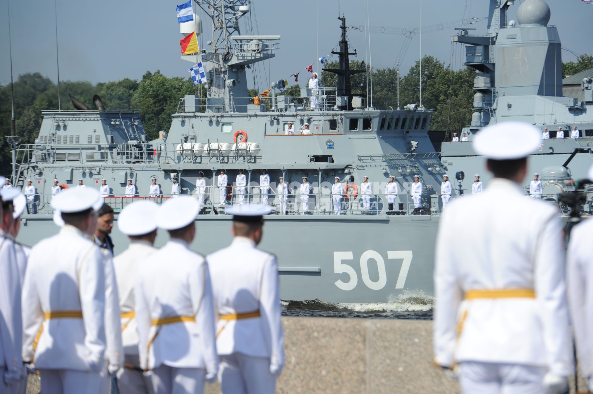 Санкт-Петербург. Главный военно-морской парад в честь дня ВМФ России .