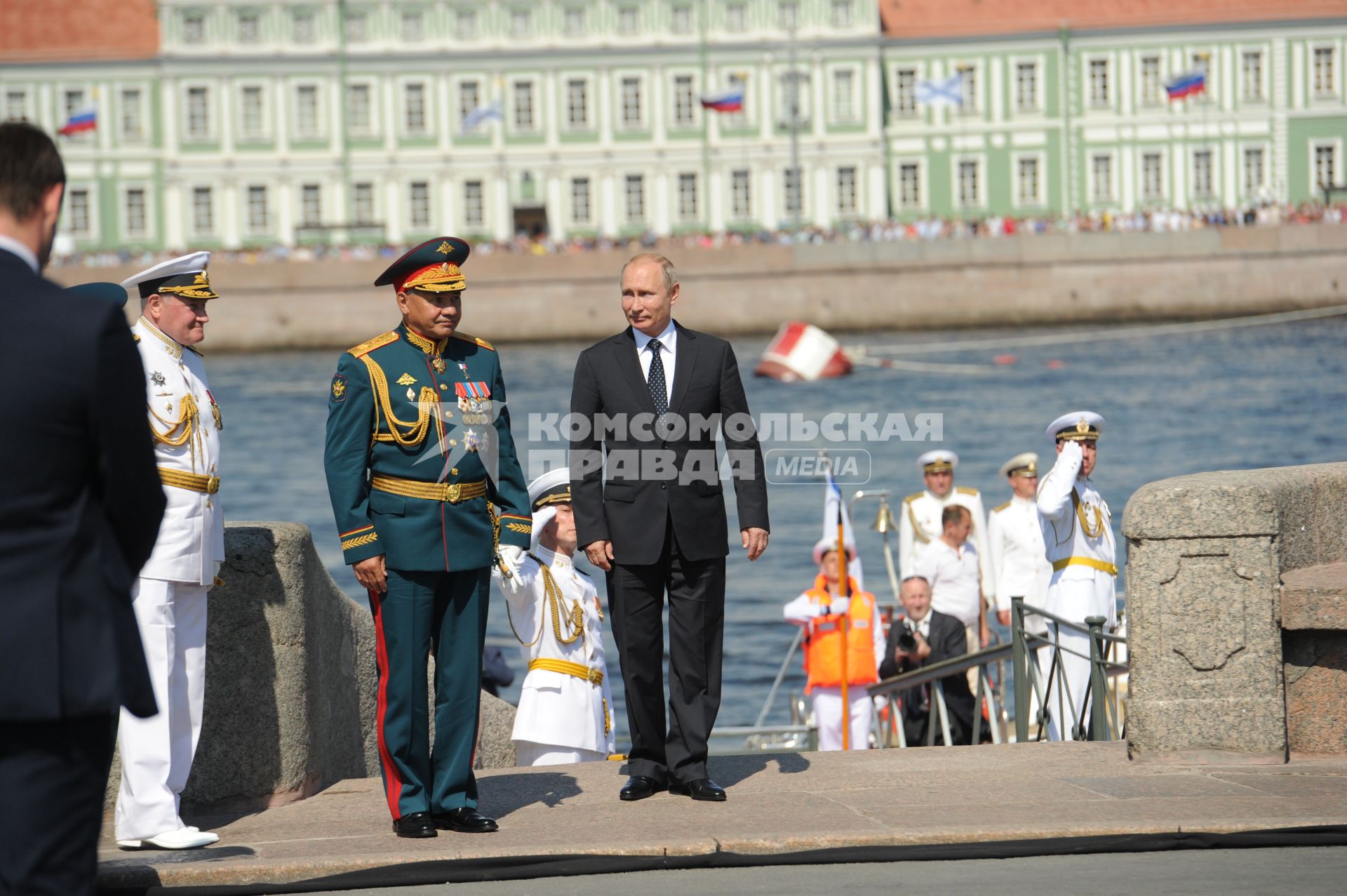 Санкт-Петербург. Президент РФ Владимир Путин и министр обороны РФ Сергей Шойгу на главном военно-морском параде в честь Дня Военно-Морского Флота России.