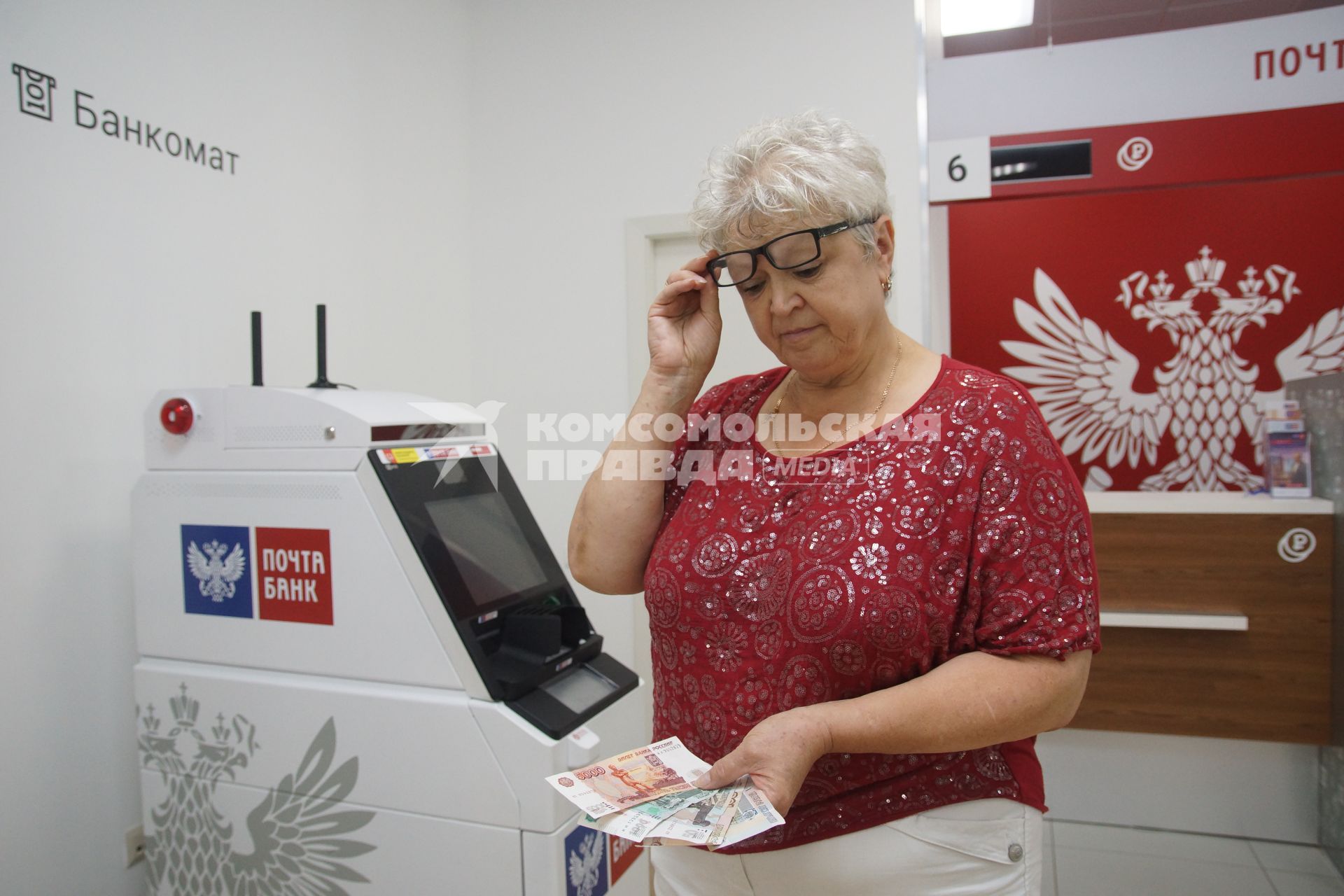 Самара. Пенсионерка в почтовом отделении `Почты России`.