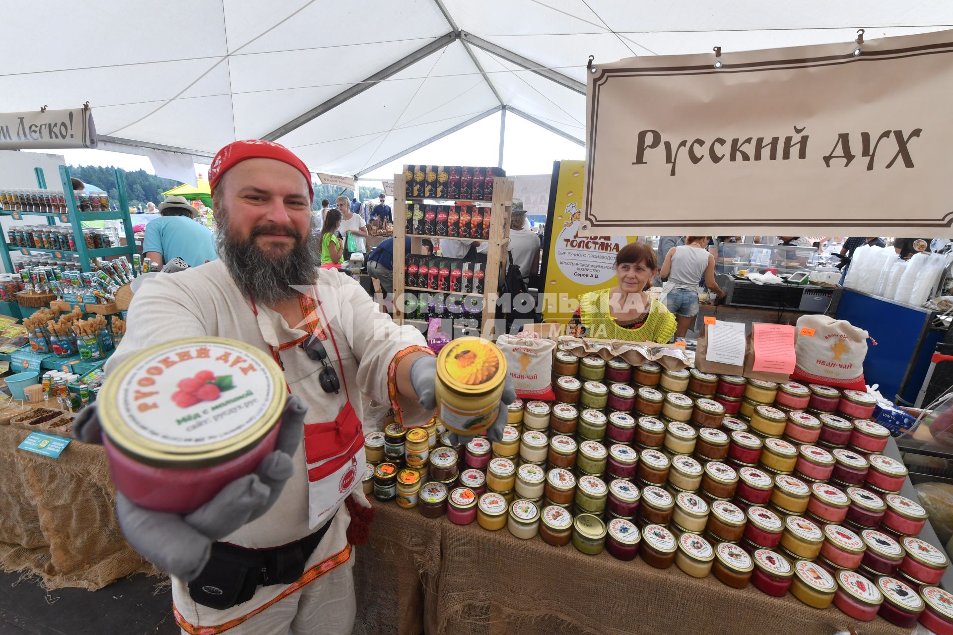 Московская область, Истринский район. Продажа меда на сырном фестивале.