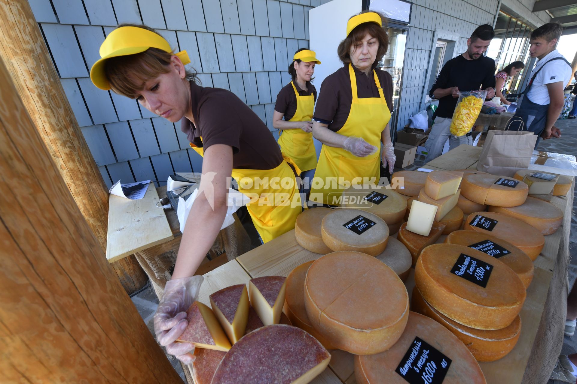 Московская область, Истринский район. Продажа сыров на сырном фестивале.