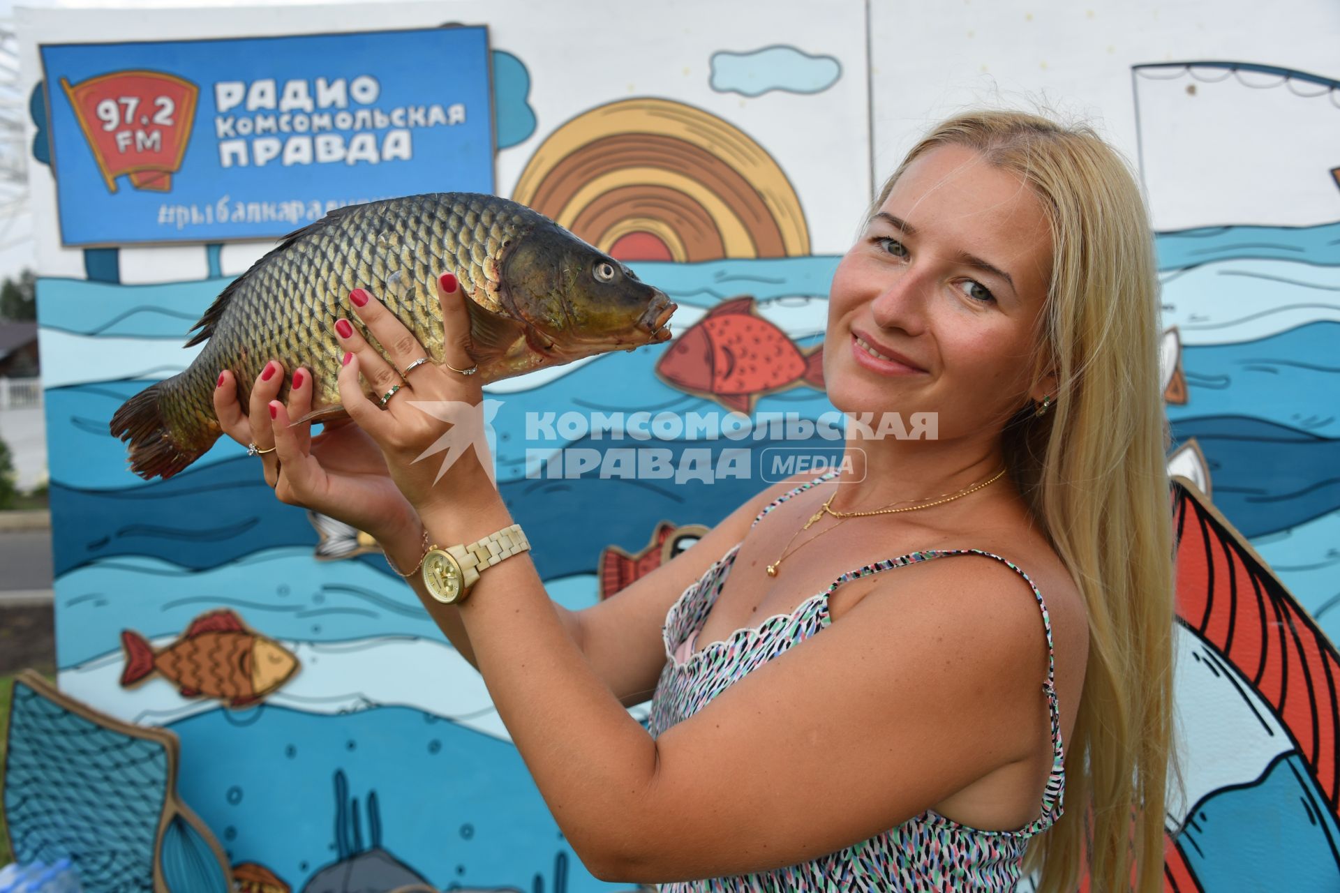 Московская область, д. Богданиха.  Девушка с  карпом на фестивале  семейной рыбалки с радио `Комсомольская правда` в Парк-отеле `Орловский`.