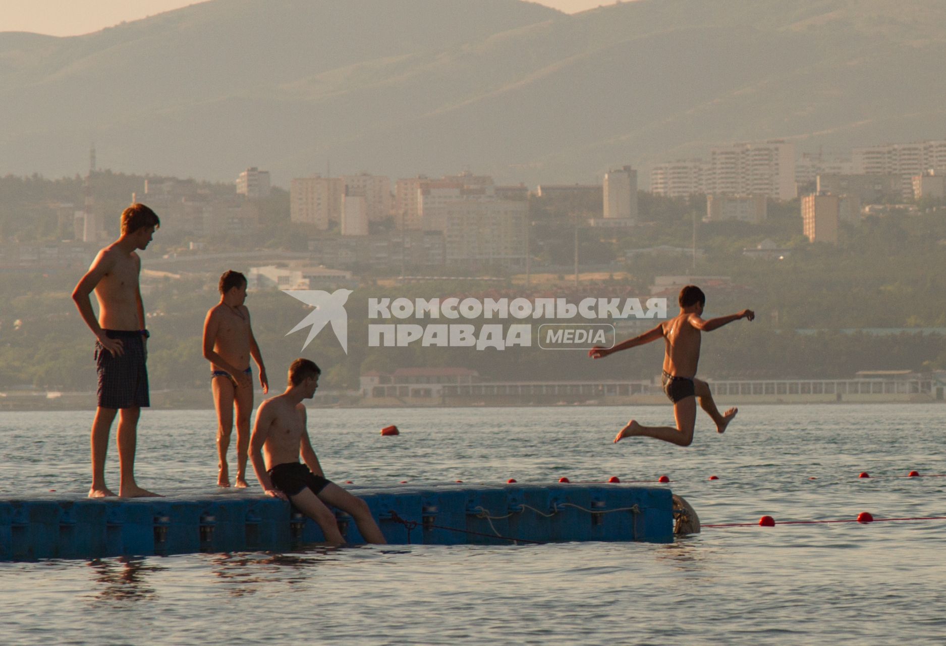 Геленджик. Мальчики прыгают с пирса в море.