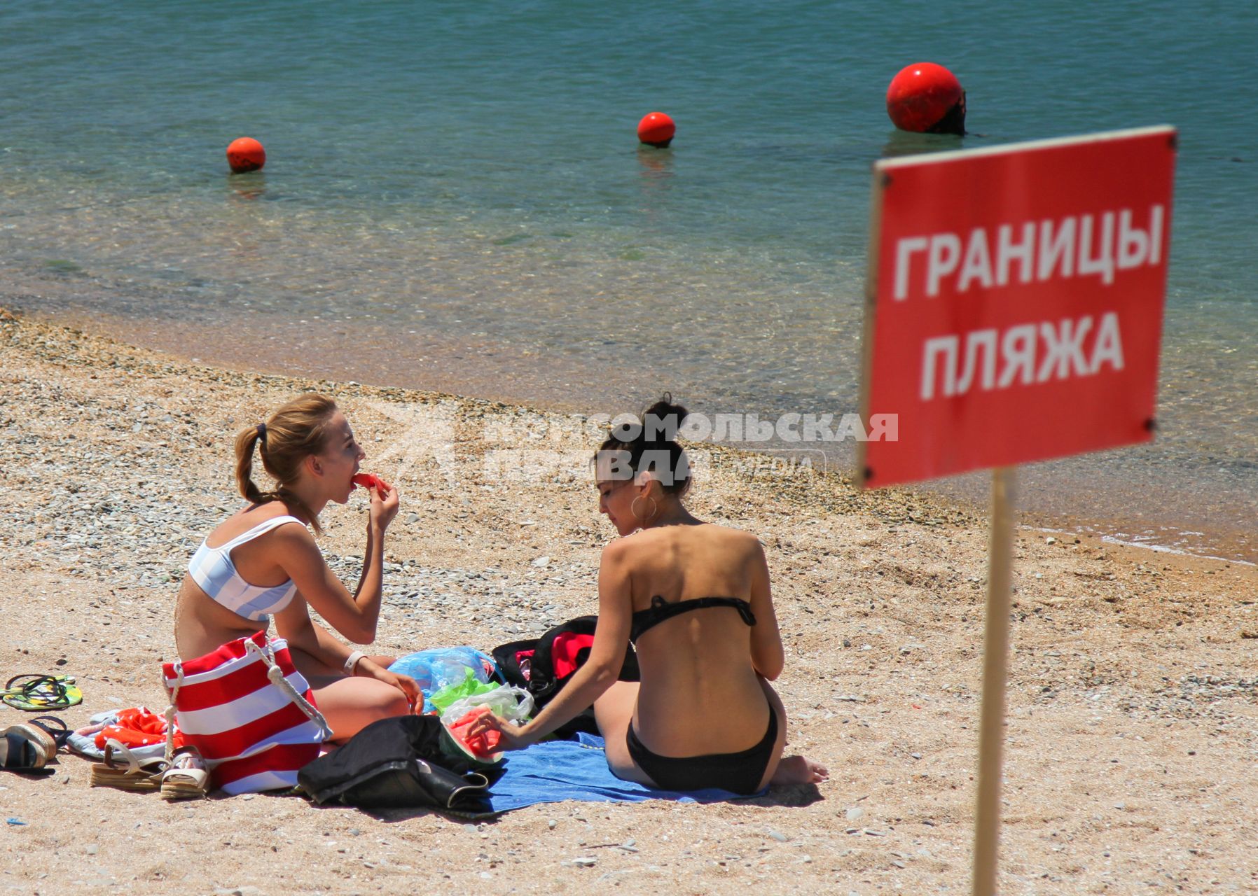 Геленджик. Отдыхающие на городском пляже.