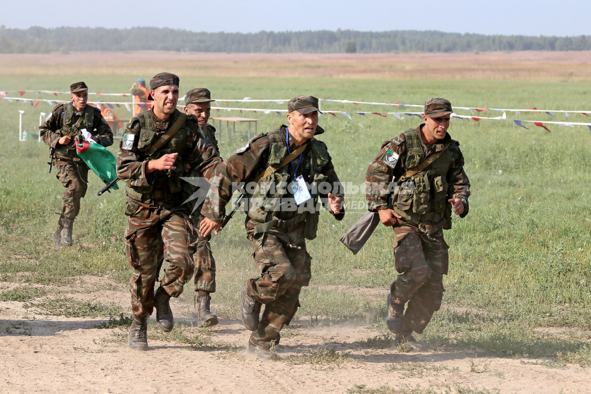 Псковская область. Военнослужащие из Алжира на первом этапе конкурса `Десантный взвод` в рамках Армейских международных игр - 2018.