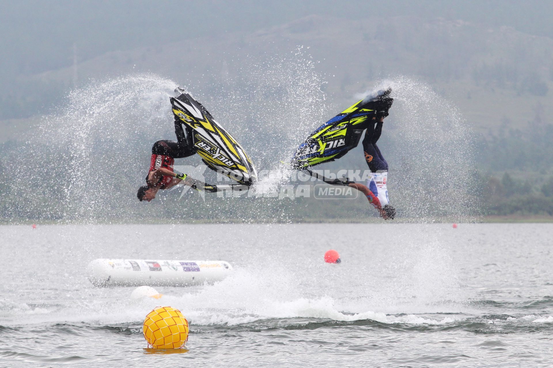 Иркутская область. Участники фестиваля аквабайкеров Baikaljetfest-2018 во время выступления на Байкале.