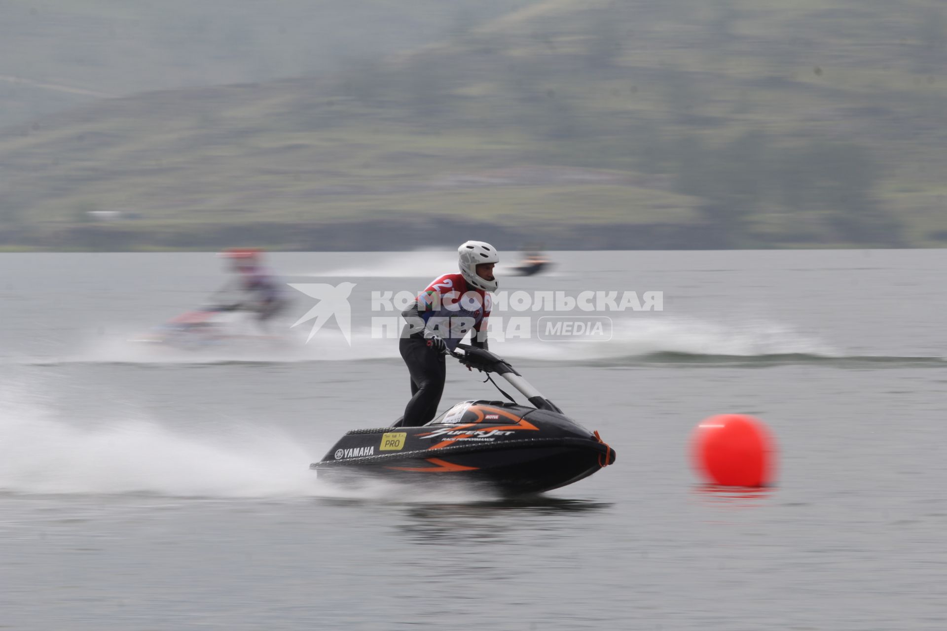 Иркутская область. Участник фестиваля аквабайкеров Baikaljetfest-2018 во время выступления на Байкале.