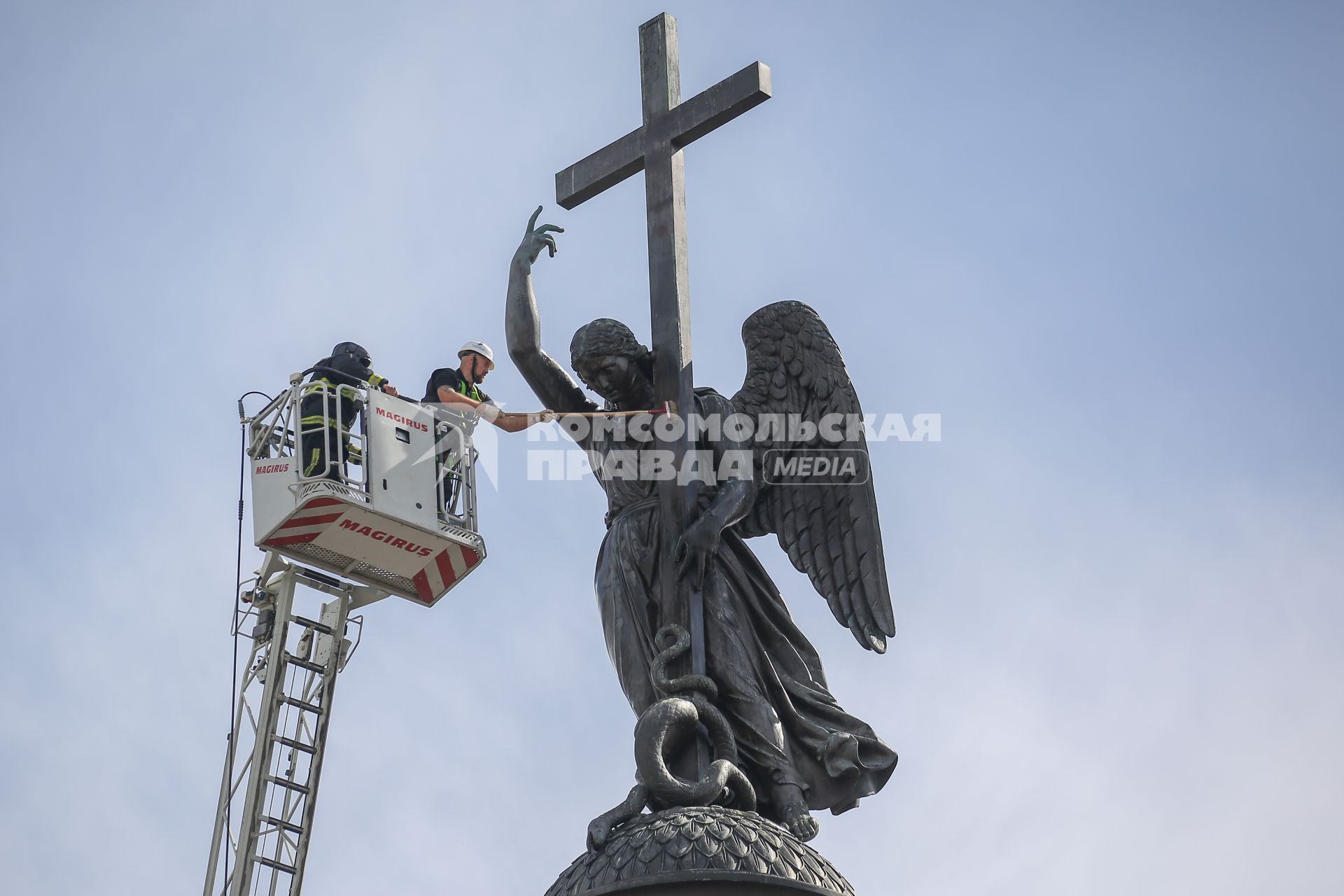 Санкт-Петербург. Профилактическая помывка Ангела, венчающего Александрийскую колонну.