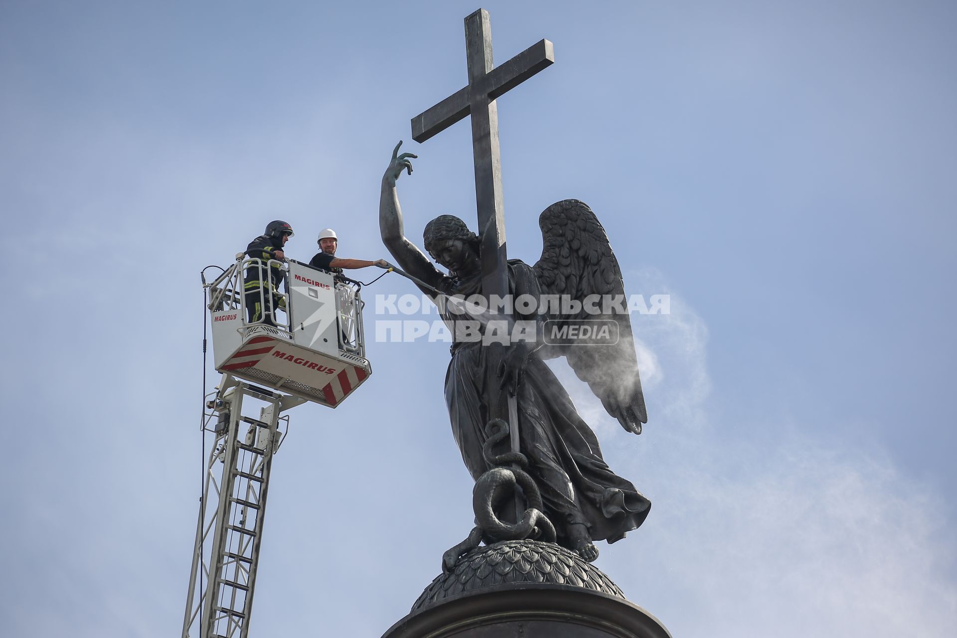 Санкт-Петербург. Профилактическая помывка Ангела, венчающего Александрийскую колонну.