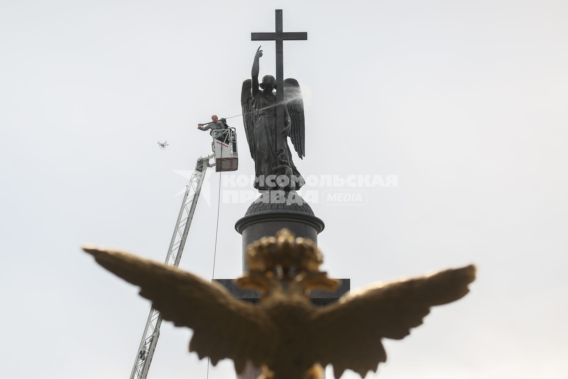 Санкт-Петербург. Профилактическая помывка Ангела, венчающего Александрийскую колонну.