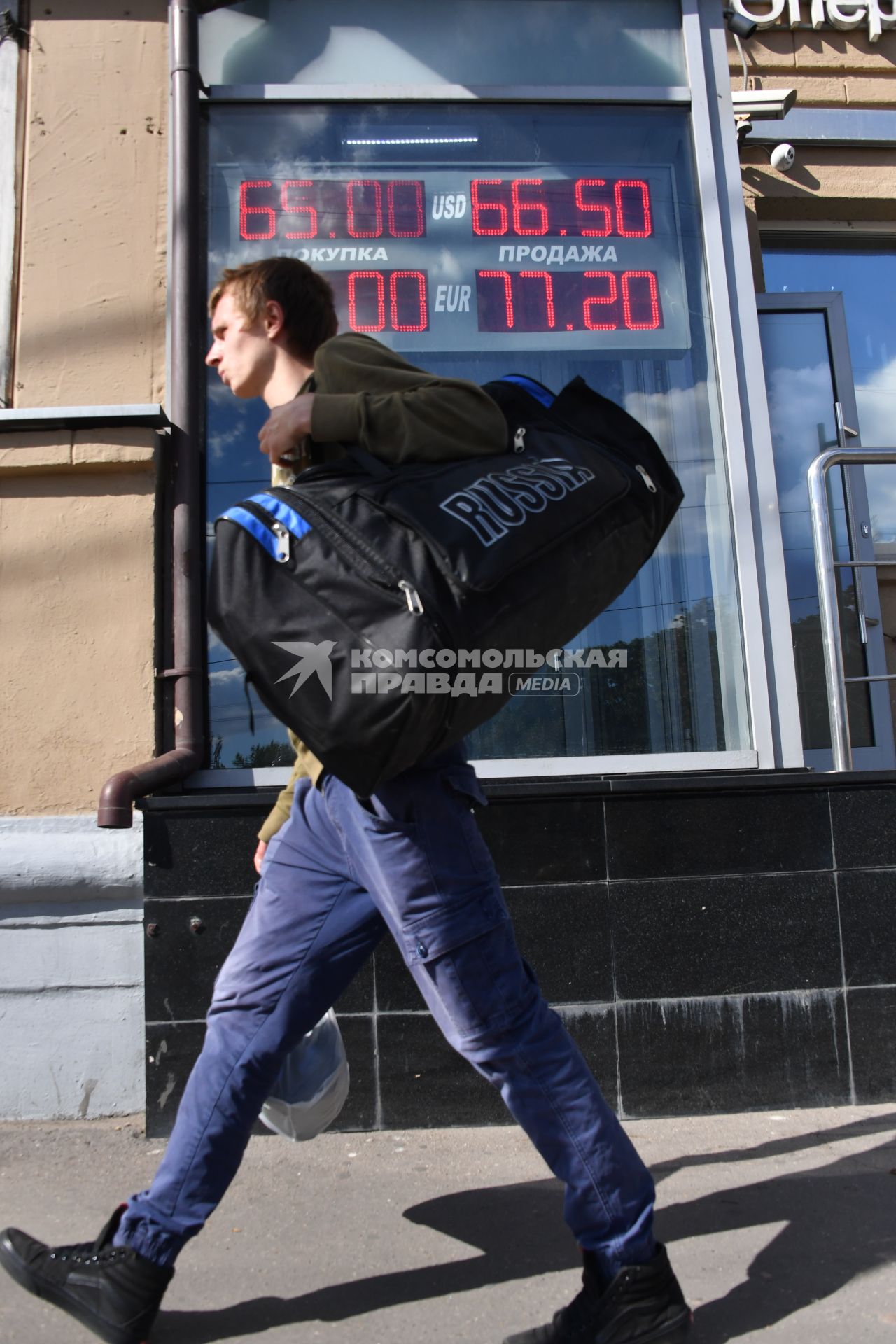 Москва. Электронное табло у пункта обмена валют.