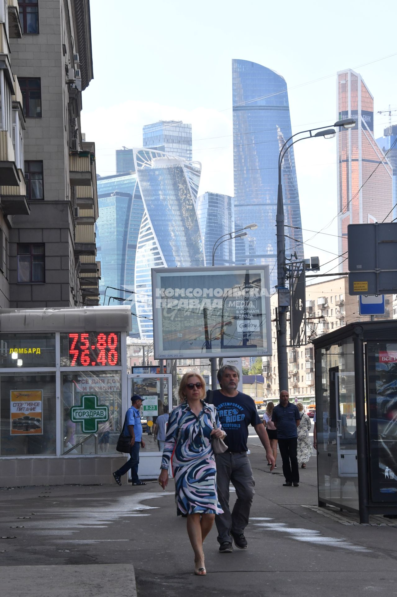 Москва. Электронное табло у пункта обмена валют.