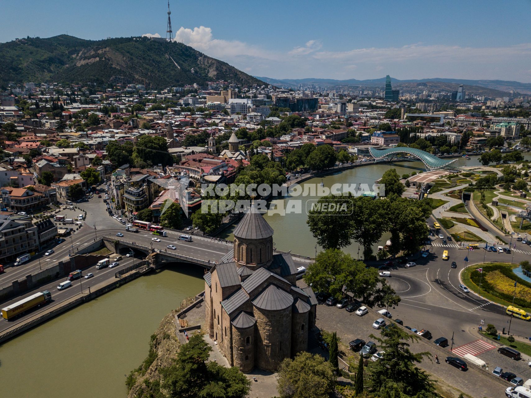 Грузия. Тбилиси.  Вид на храм  Метехи в Старом городе.