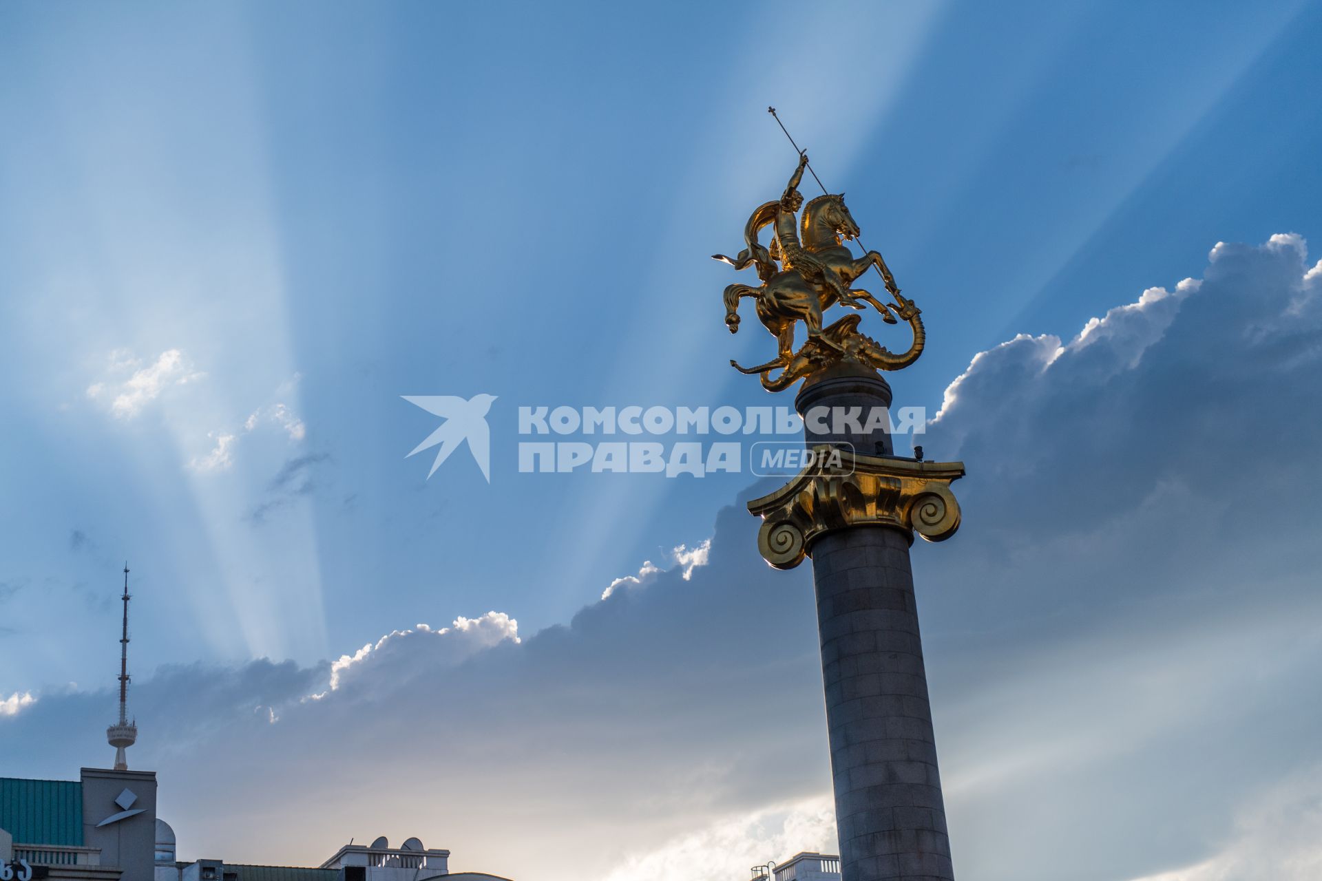 Грузия. Тбилиси.  Колонна с памятником Георгию Победоносцу на  площади Свободы.