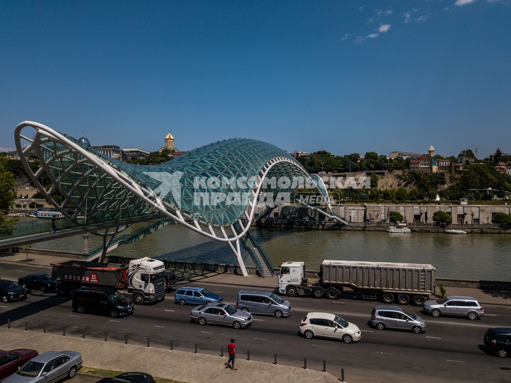 Грузия, Тбилиси. Вид пешеходный стеклянный мост Мира через реку Кура (Мтквари).