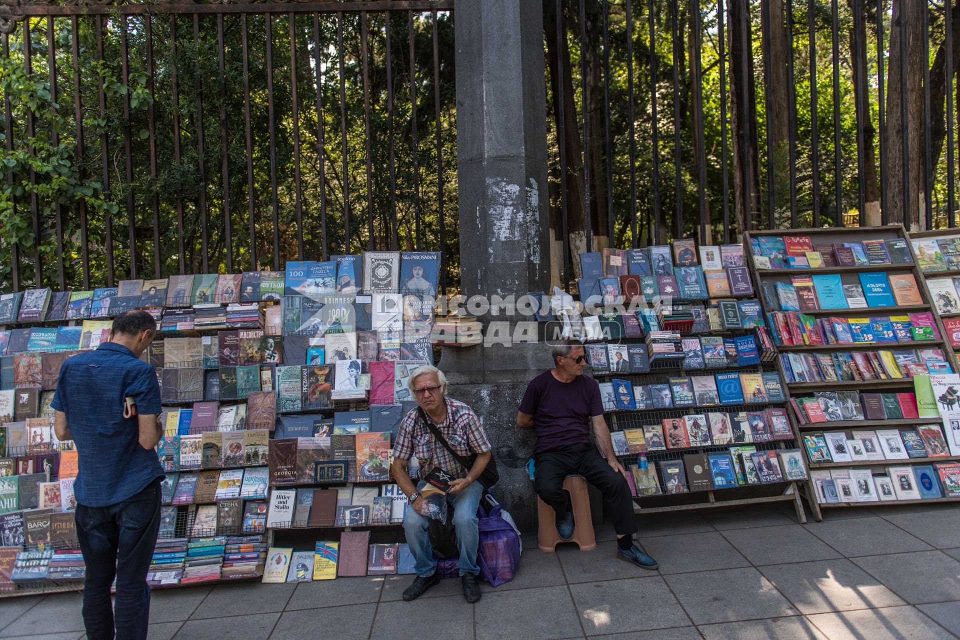 Грузия, Тбилиси. Торговля книгами на проспекте Шота Руставели.