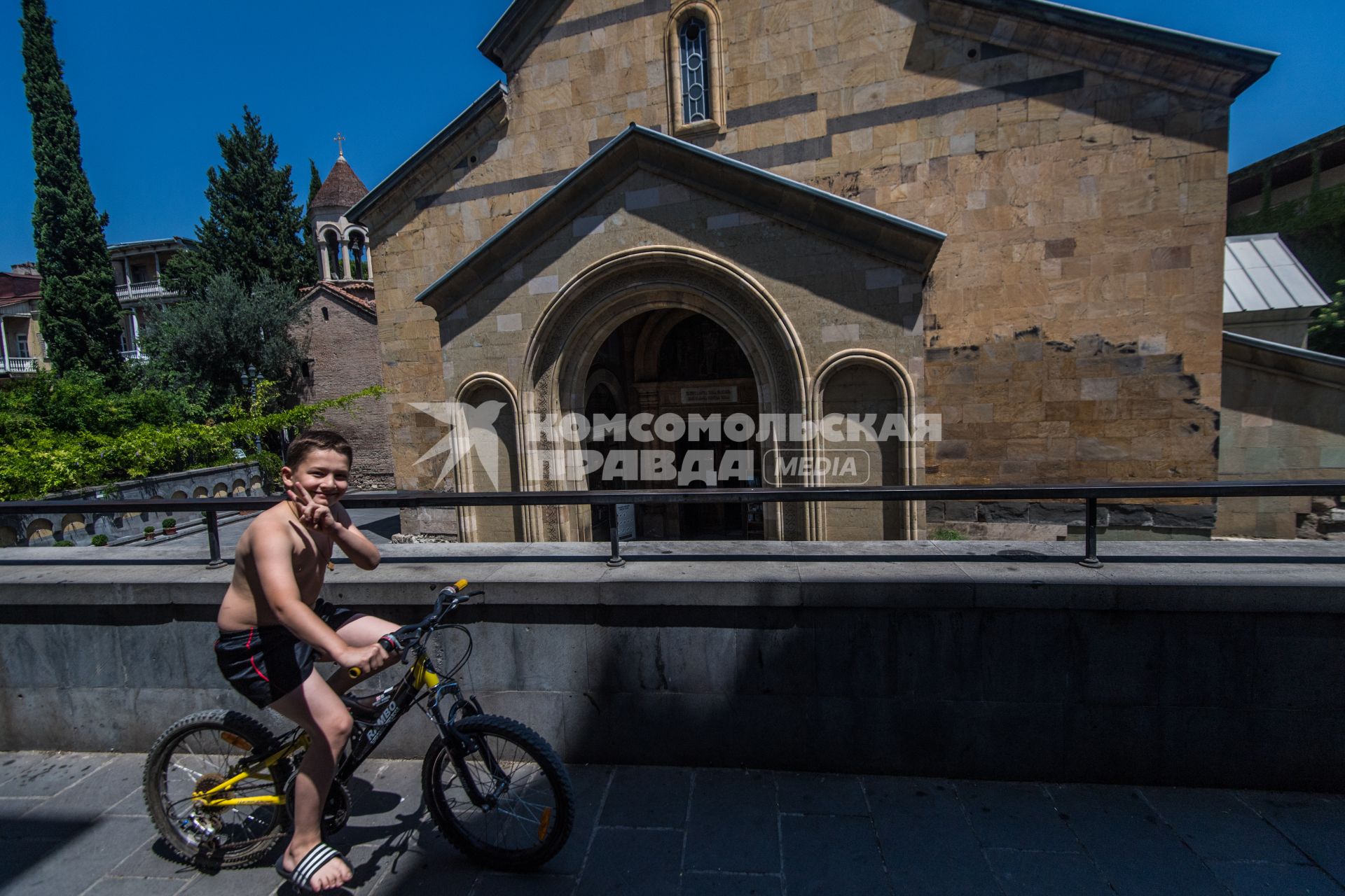 Грузия. Тбилиси.   Мальчик на велосипеде у храма Сиони.