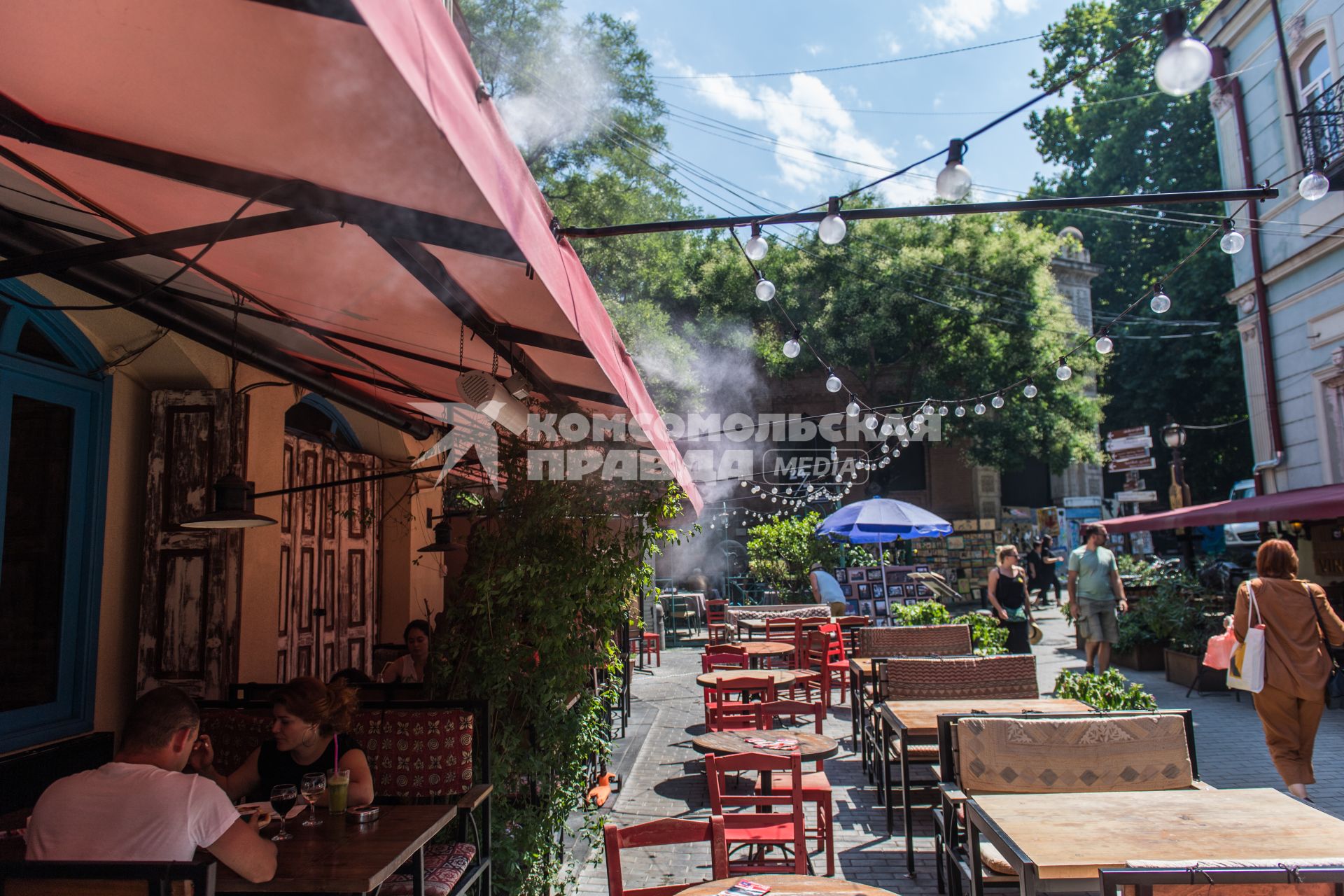 Грузия. Тбилиси.   Посетители кафе в Старом городе.