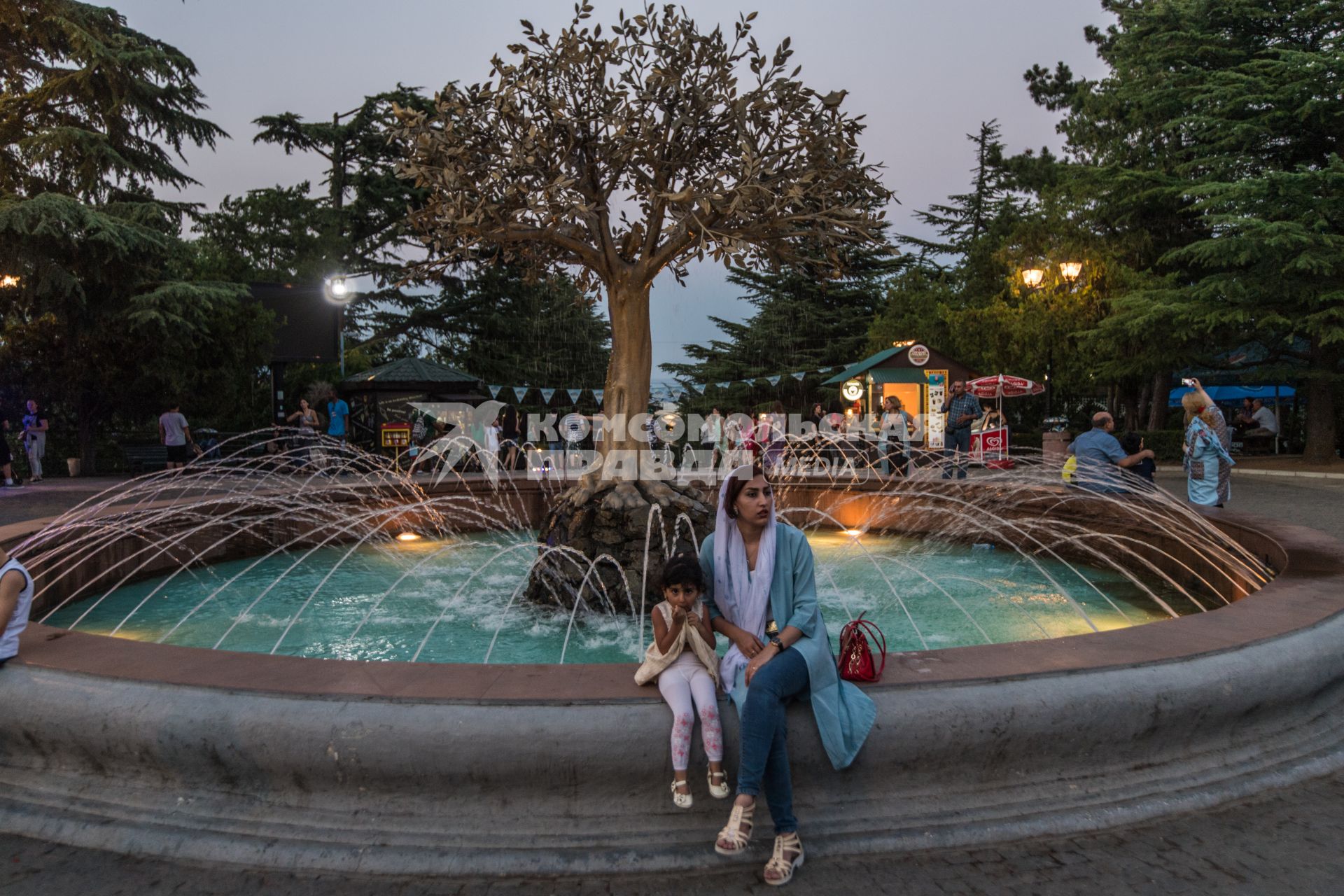 Грузия. Тбилиси.  Женщина с ребенком у фонтана.