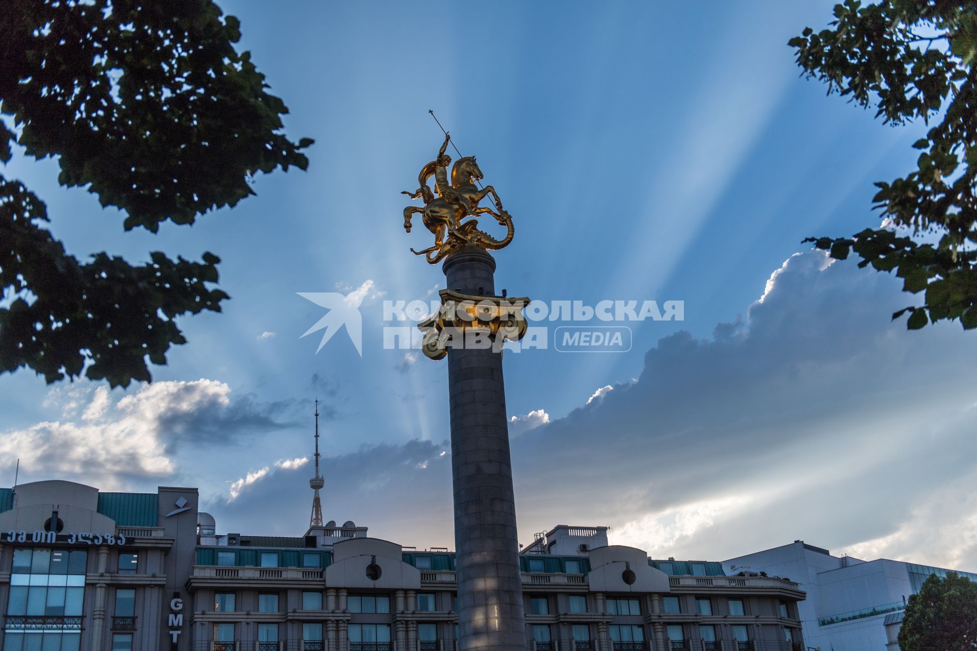 Грузия. Тбилиси.    Колонна с памятником Георгию Победоносцу на  площади Свободы.