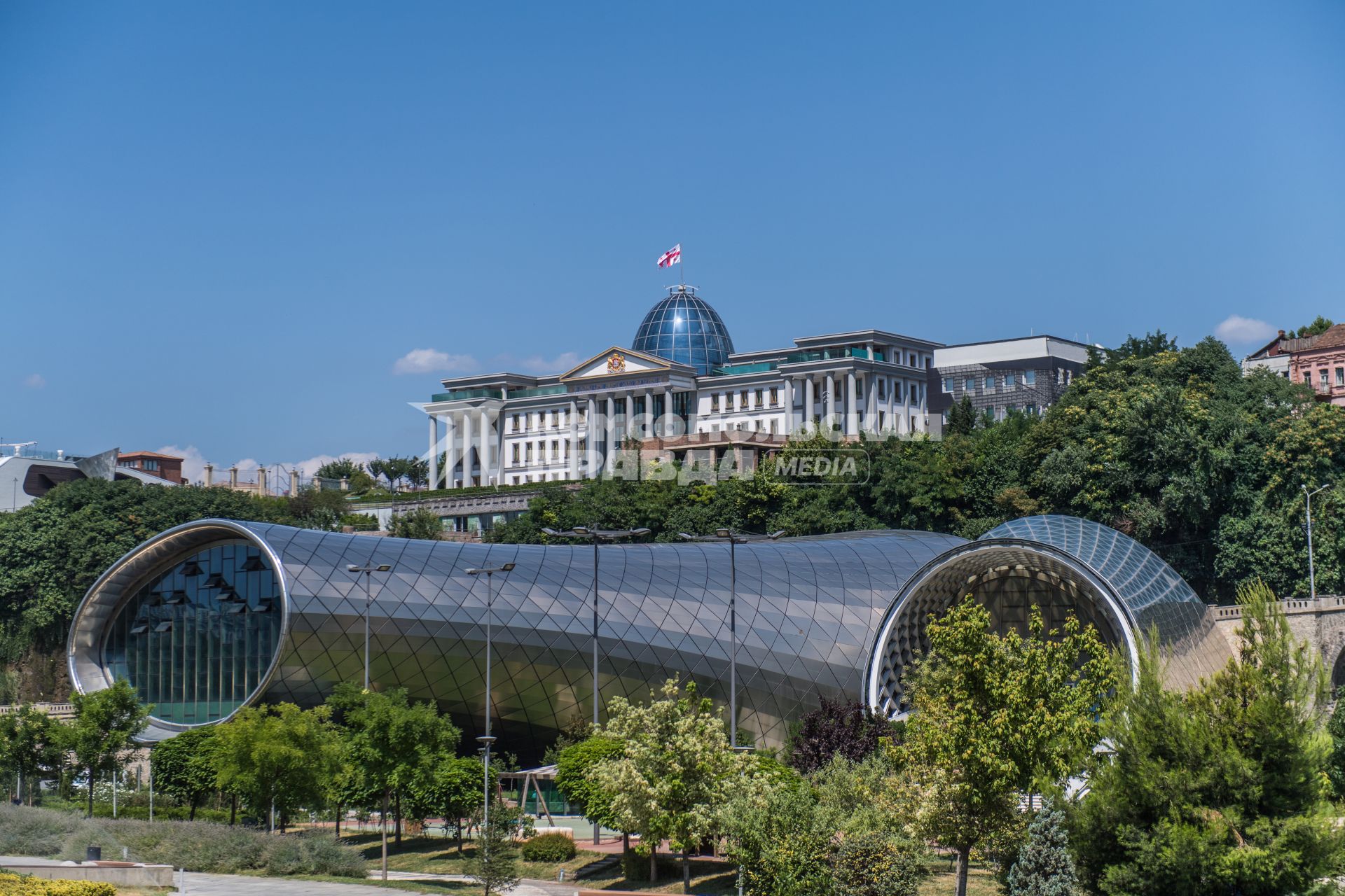 Грузия, Тбилиси.   Вид на культурный комплекс в парке Рике и президентский дворец.