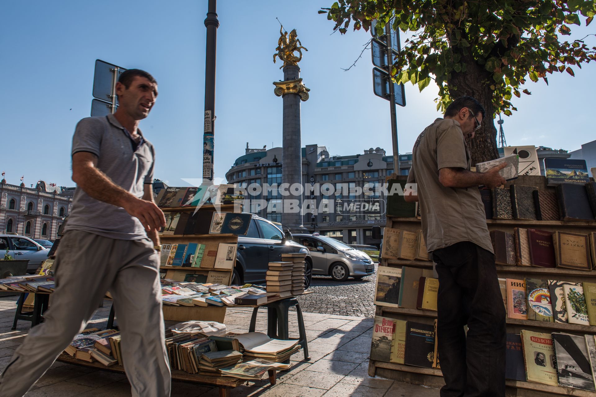 Грузия. Тбилиси.  Торговля книгами  на  площади Свободы.