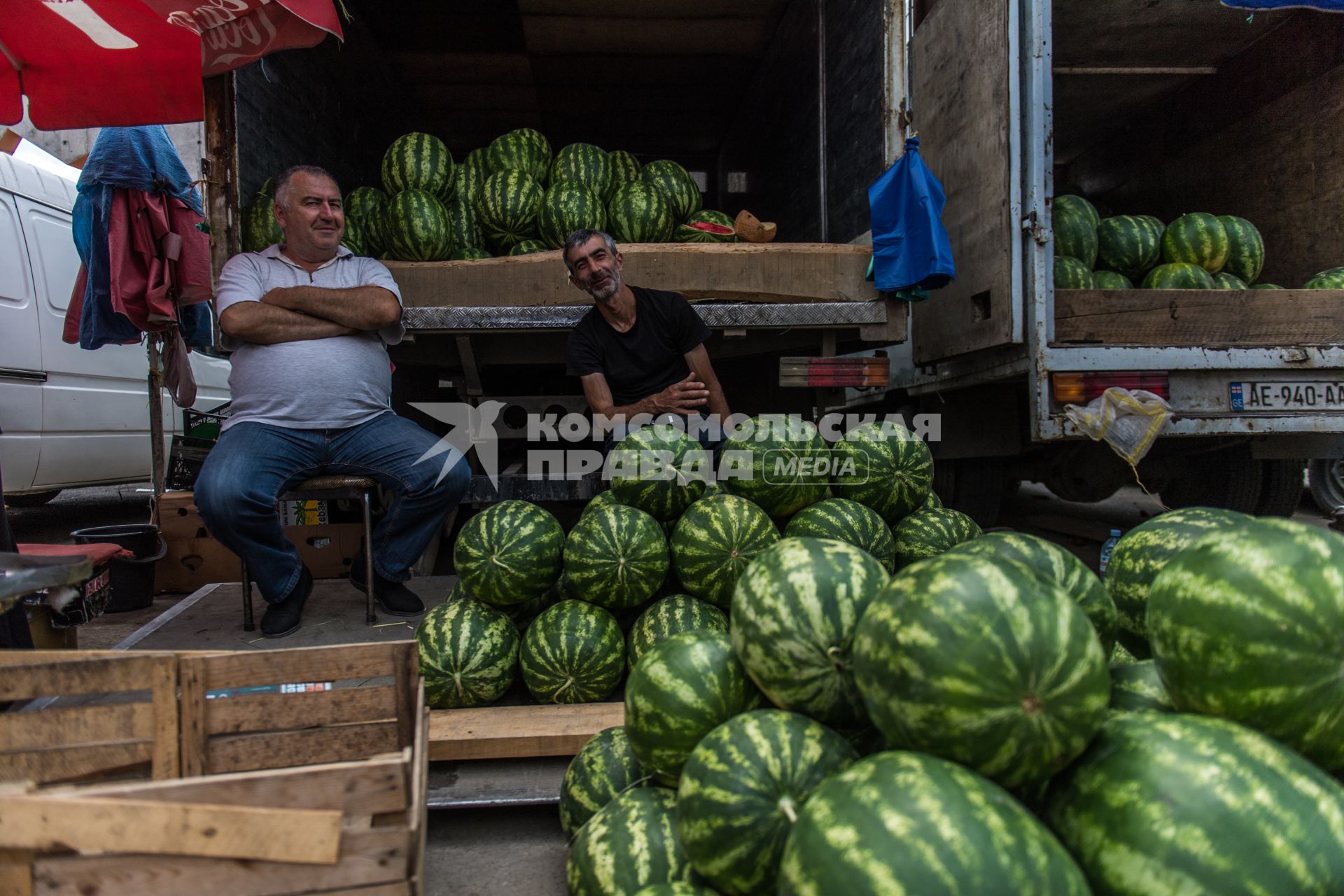 Грузия, Тбилиси.  Мужчины продают  арбузы на рынке.