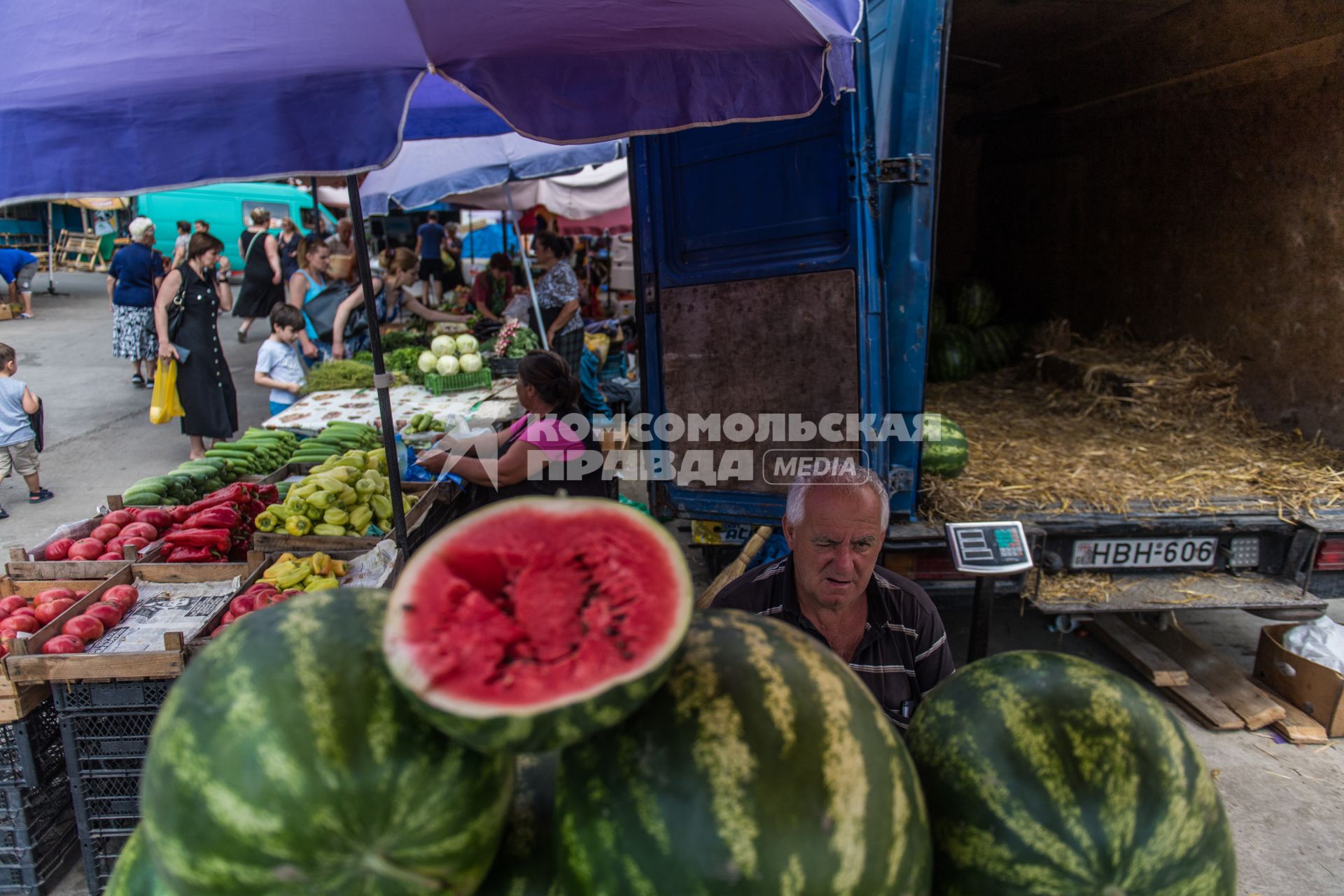 Грузия, Тбилиси.  Мужчина продает арбузы на рынке.