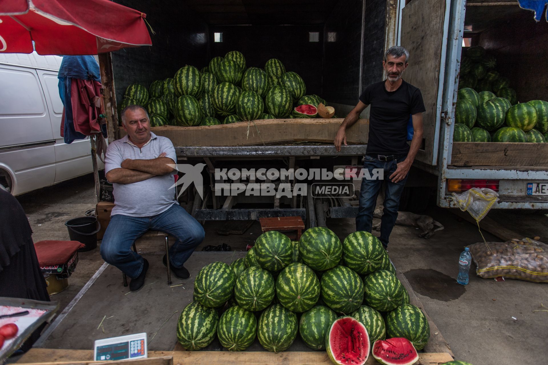 Грузия, Тбилиси.  Мужчины продают  арбузы на рынке.