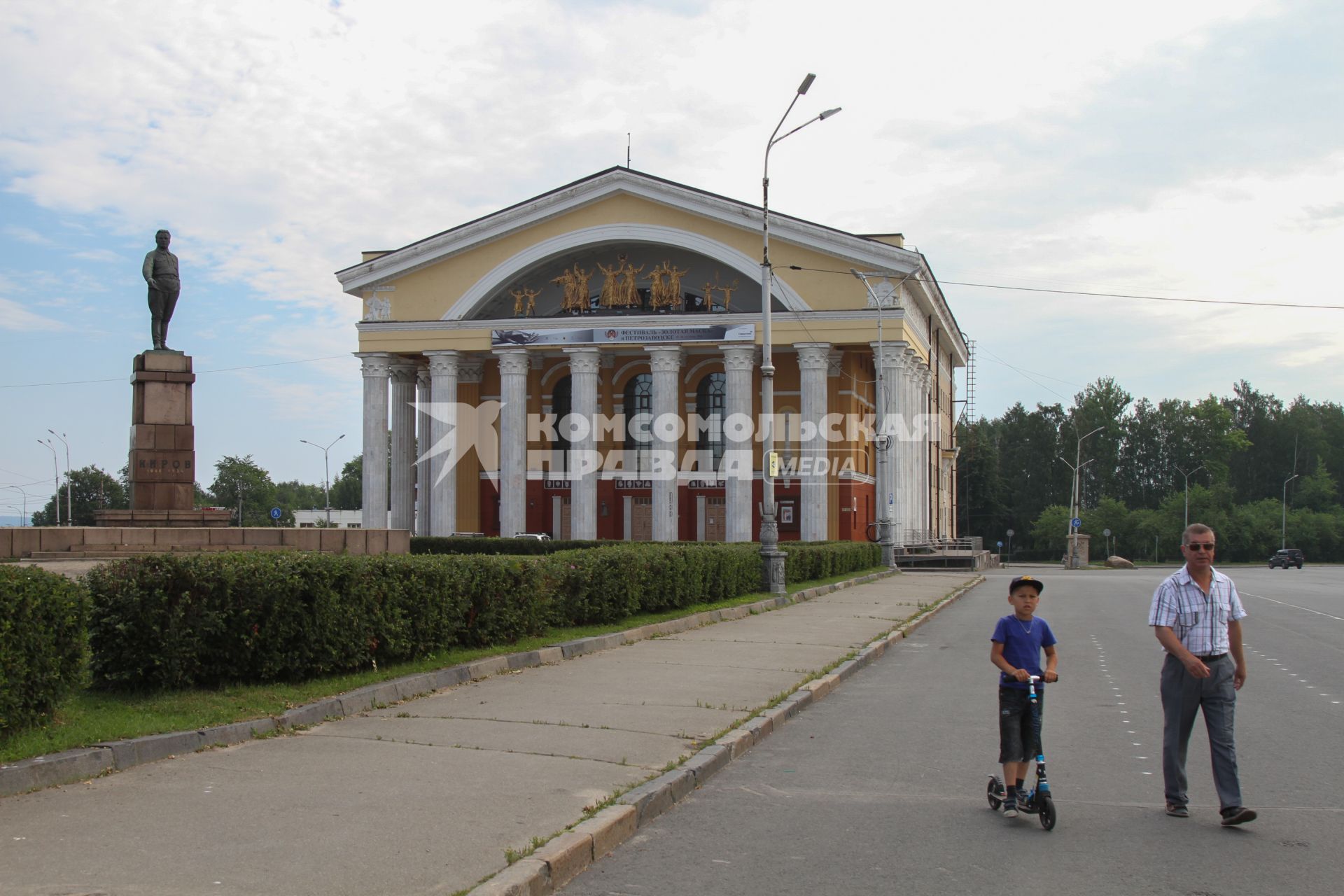 Республика Карелия, Петрозаводск. Музыкальный театр Республики Карелии. Слева - Памятник С.М. Кирову.