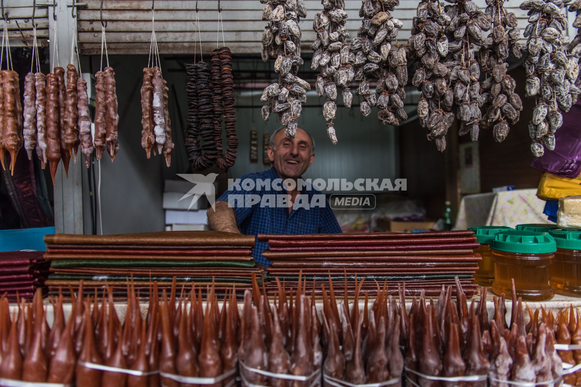 Грузия, Тбилиси.     Продажа чурчхелы на рынке в Старом городе.