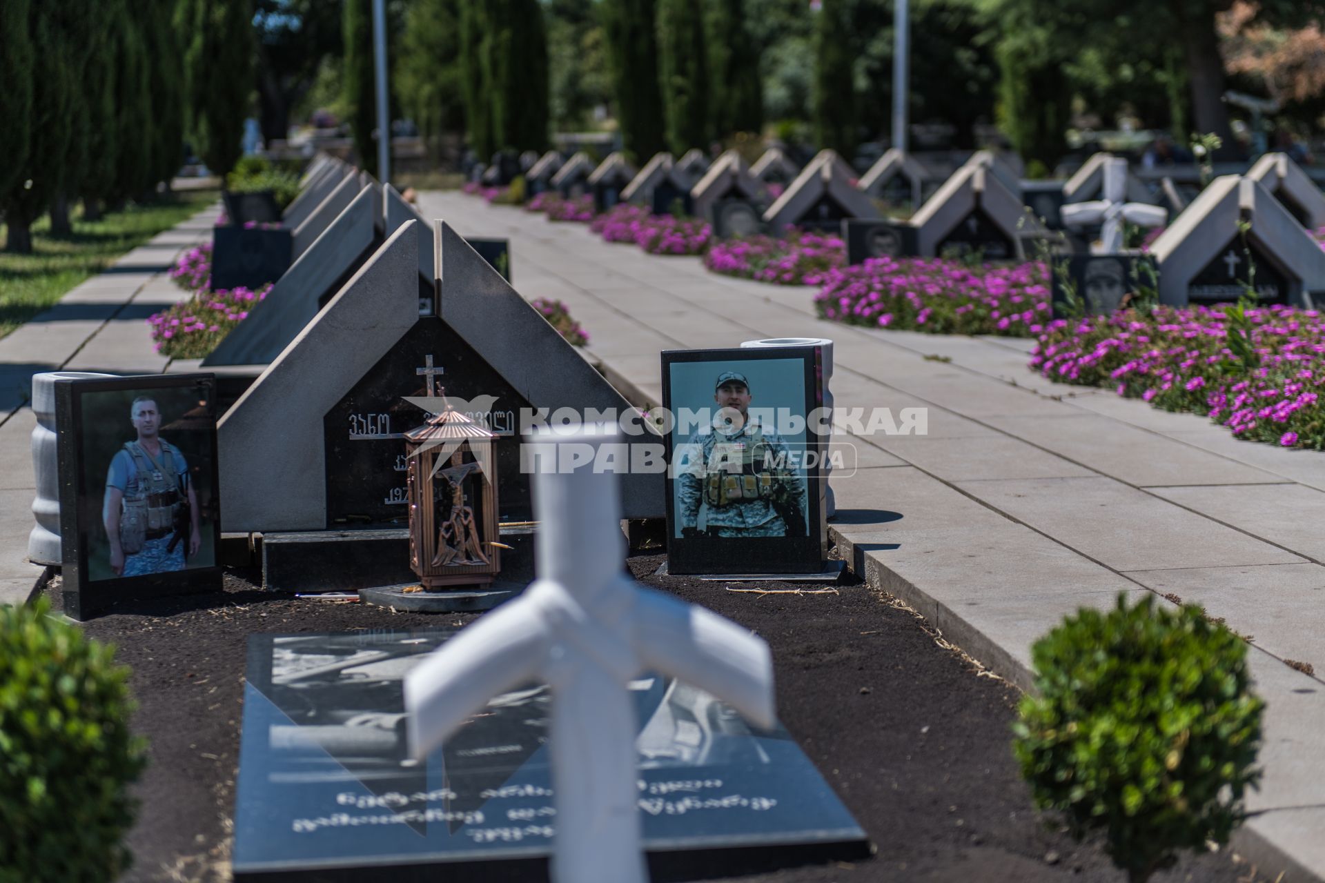 Грузия, Тбилиси. Мемориал, посвященный солдатам, погибшим  в вооруженном конфликте Грузии с Россией в 2008 году на  кладбище Мухатгверди.